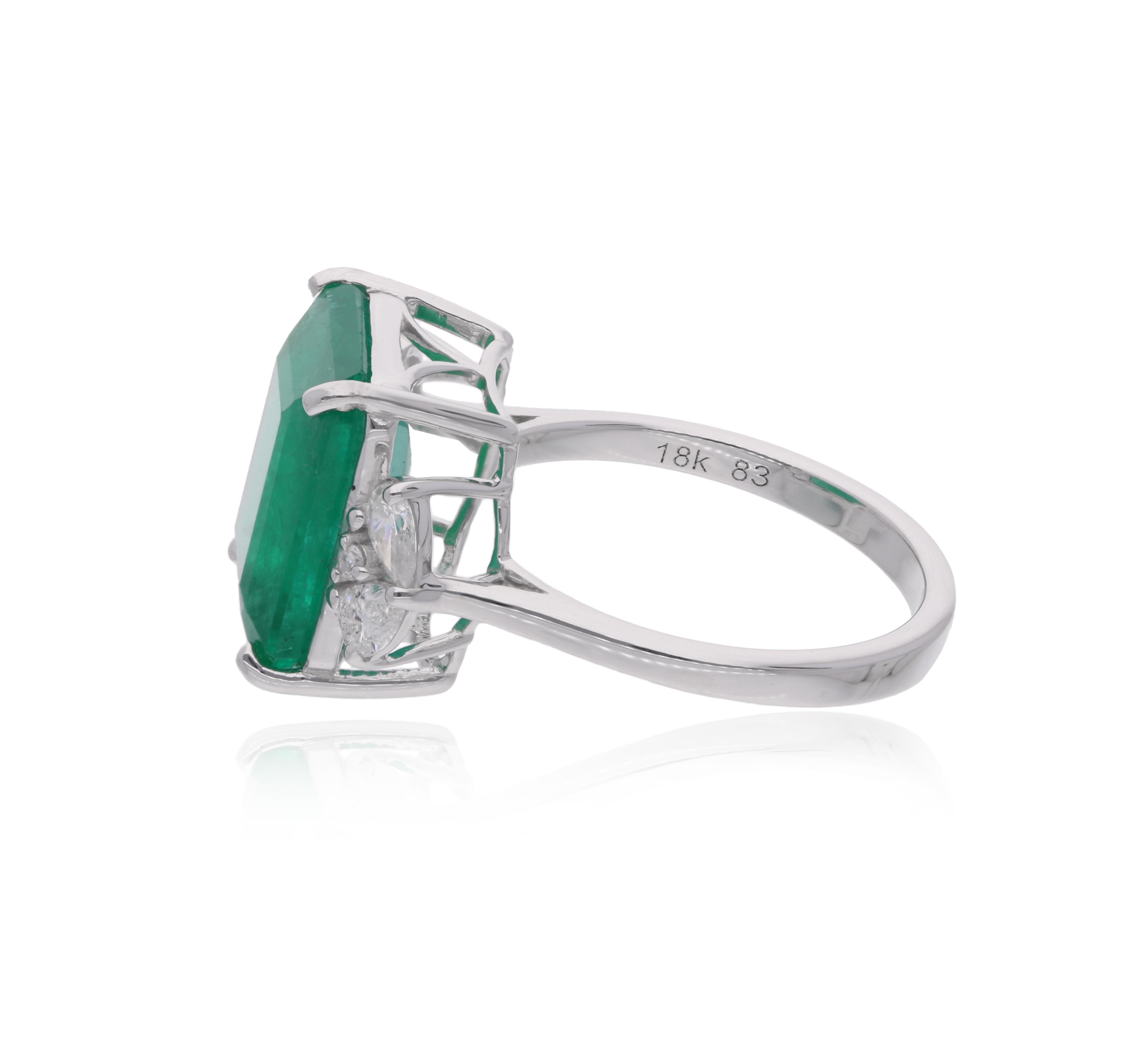 Anillo de Cóctel de Esmeralda de Zambia de 6,24 Quilates con Detalles de Diamantes Oro Blanco de 14k en venta 1