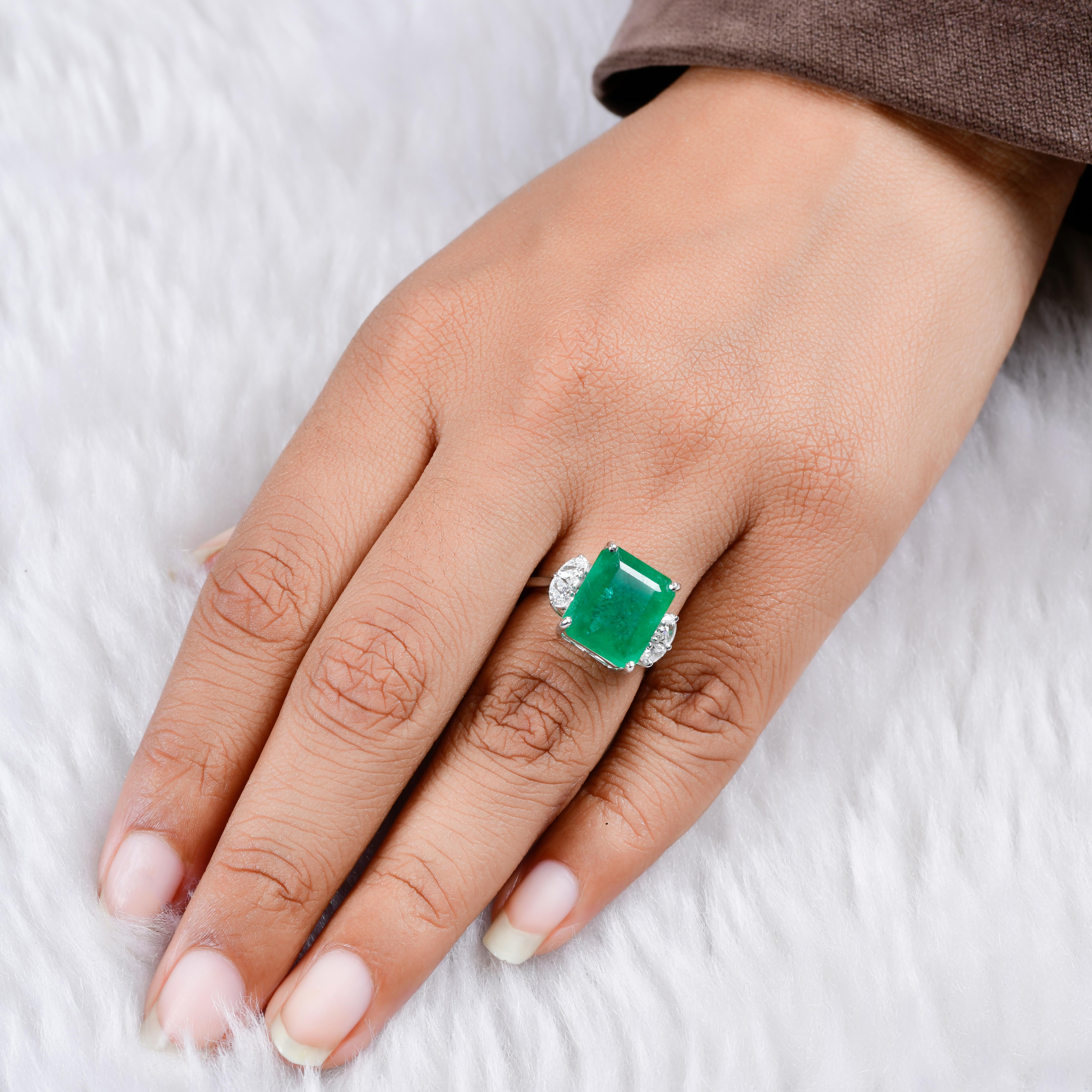 En vente :  Bague cocktail émeraude zambienne 6,24 carats avec accents de diamants Or blanc 18k 2