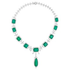Esmeralda de Zambia de 62,42 quilates Diamante de 17,93 quilates Collar de oro blanco de 18 quilates