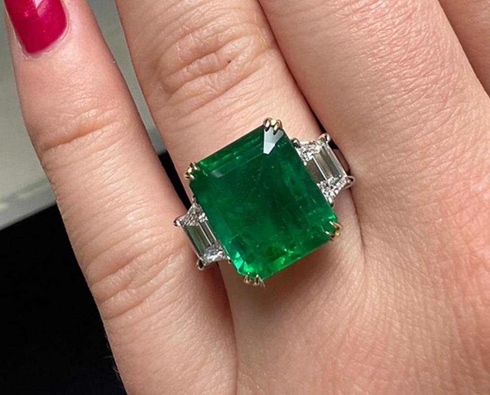 Women's 6.25 Carat Emerald EC Ring For Sale