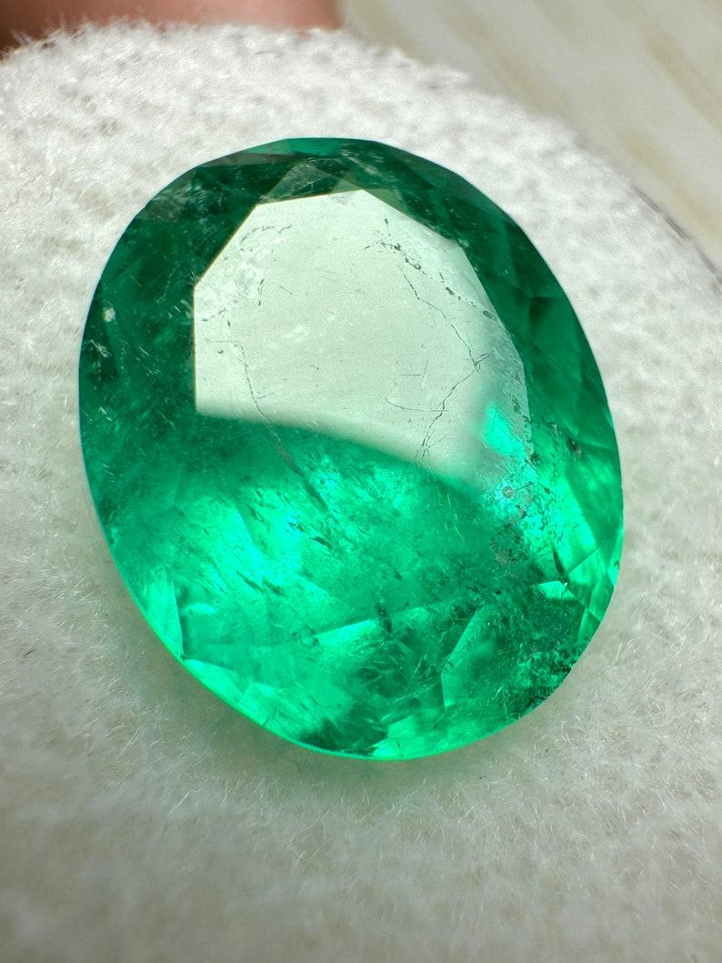 6,25 Quilates Muzo Verde Amarillento Esmeralda Colombiana Talla Oval - Piedra de Nacimiento de Mayo Moderno en venta