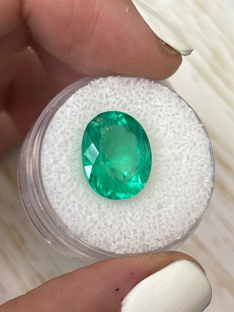 6,25 Quilates Muzo Verde Amarillento Esmeralda Colombiana Talla Oval - Piedra de Nacimiento de Mayo en Nuevo estado para la venta en Jupiter, FL