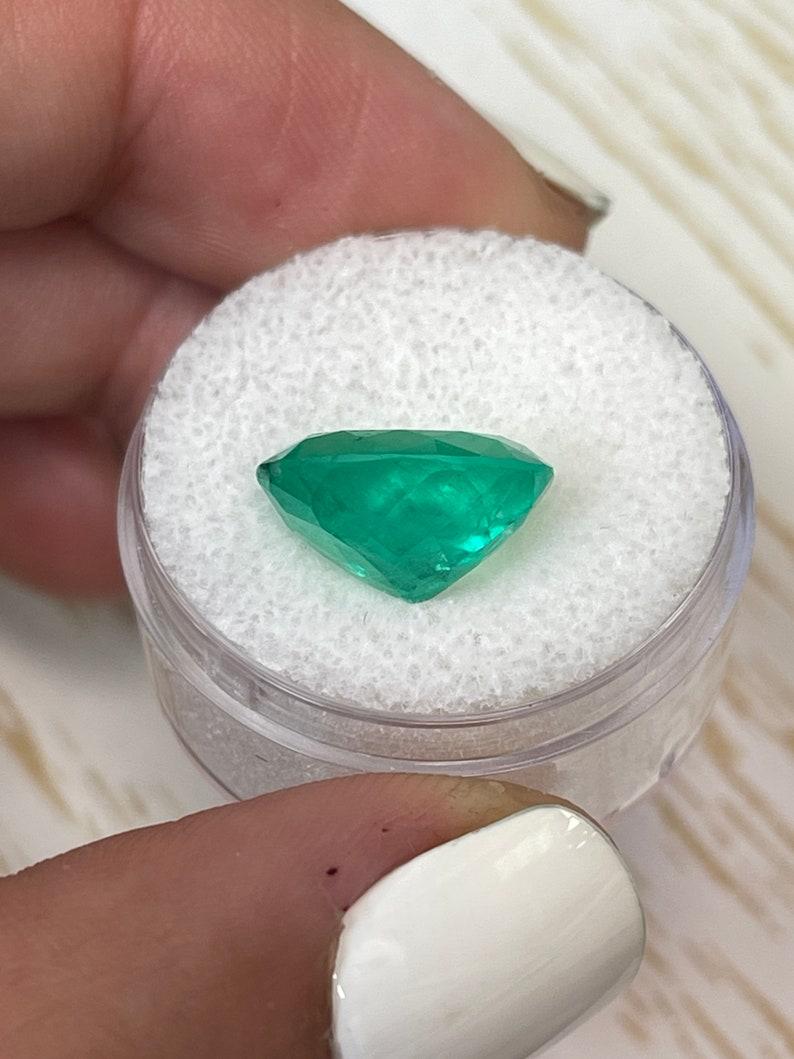 6,25 Quilates Muzo Verde Amarillento Esmeralda Colombiana Talla Oval - Piedra de Nacimiento de Mayo en venta 1