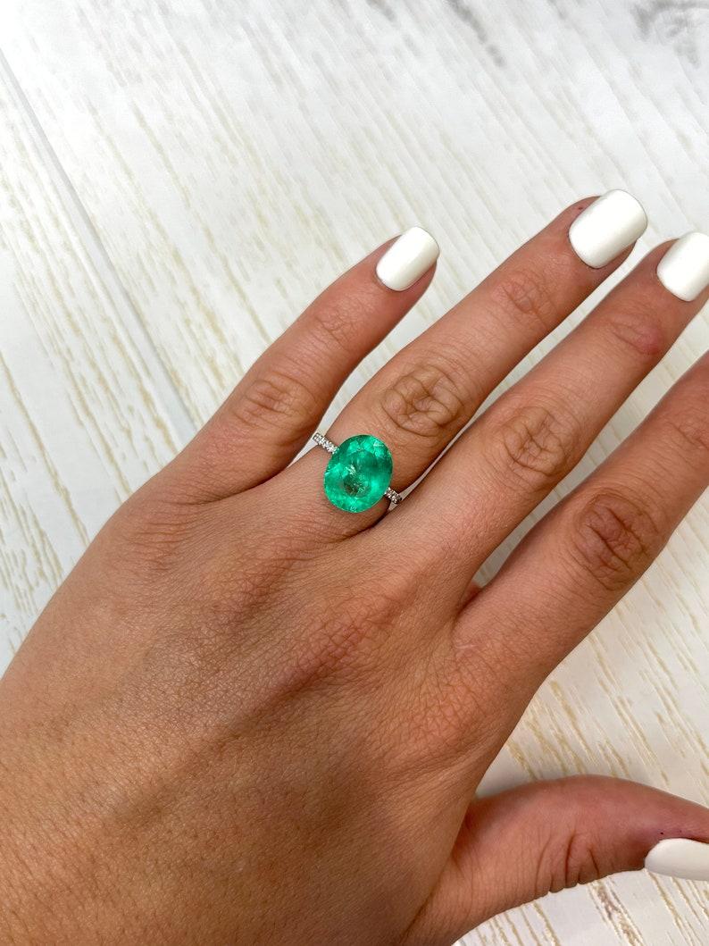 6,25 Quilates Muzo Verde Amarillento Esmeralda Colombiana Talla Oval - Piedra de Nacimiento de Mayo en venta 2