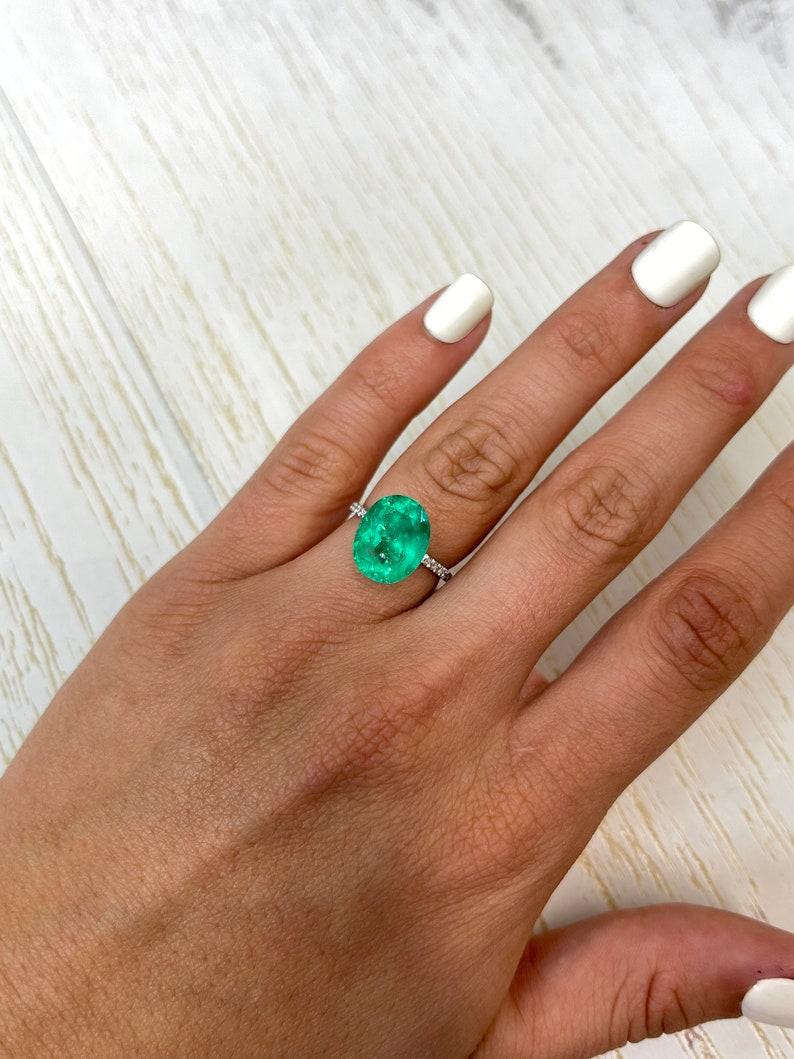 6,25 Quilates Muzo Verde Amarillento Esmeralda Colombiana Talla Oval - Piedra de Nacimiento de Mayo en venta 3