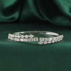 Bracelet rigide entrecroisé en or blanc 18 carats, orné d'une émeraude naturelle de 6,25 carats et d'un diamant taille poire