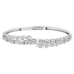 Bracelet rigide entrecroisé en or blanc 18 carats, orné d'une émeraude naturelle de 6,25 carats et d'un diamant taille poire