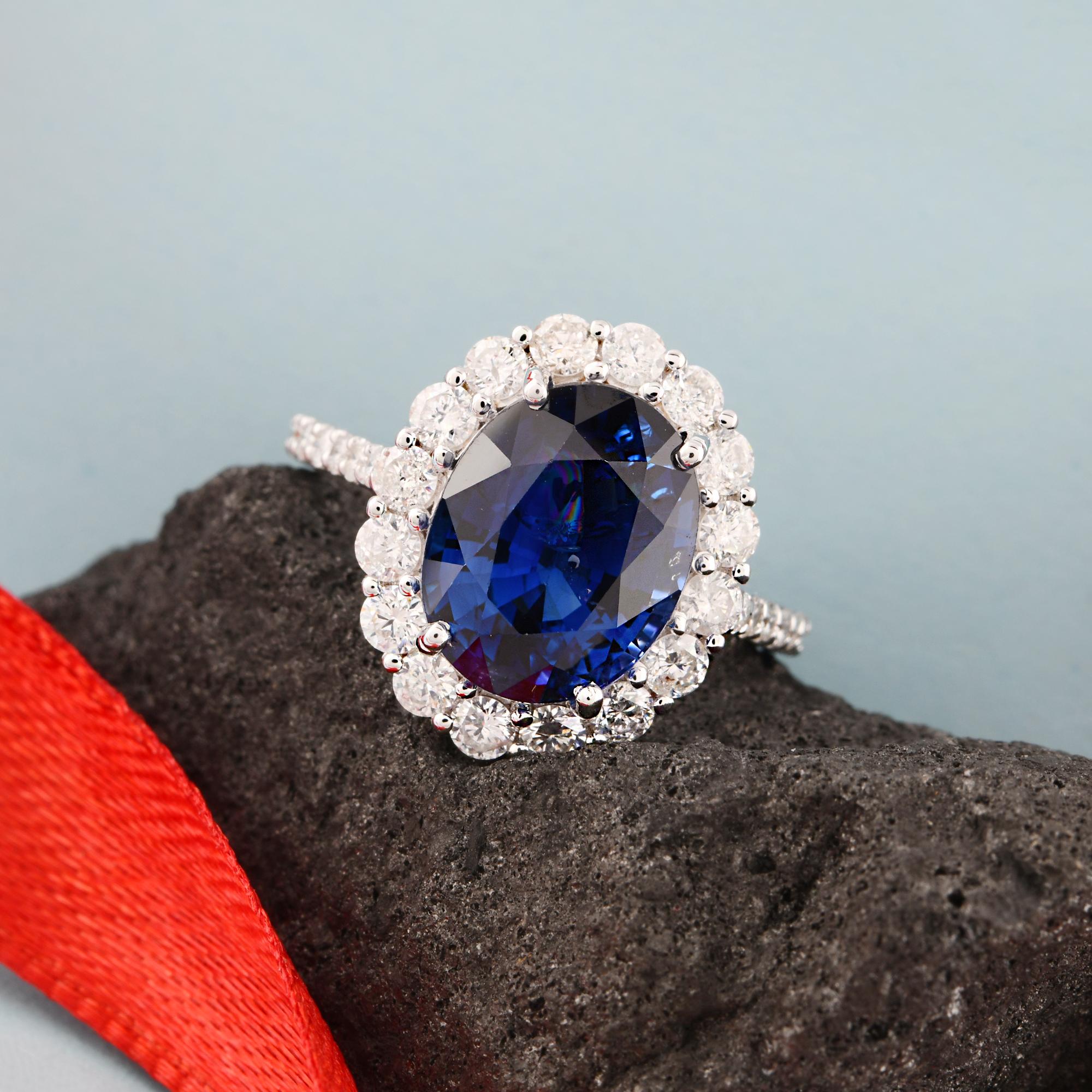 6,25 Karat Ovaler Blauer Saphir Ring 1,05 Karat SI/H Diamant 18 Karat Weißgold Damen im Angebot