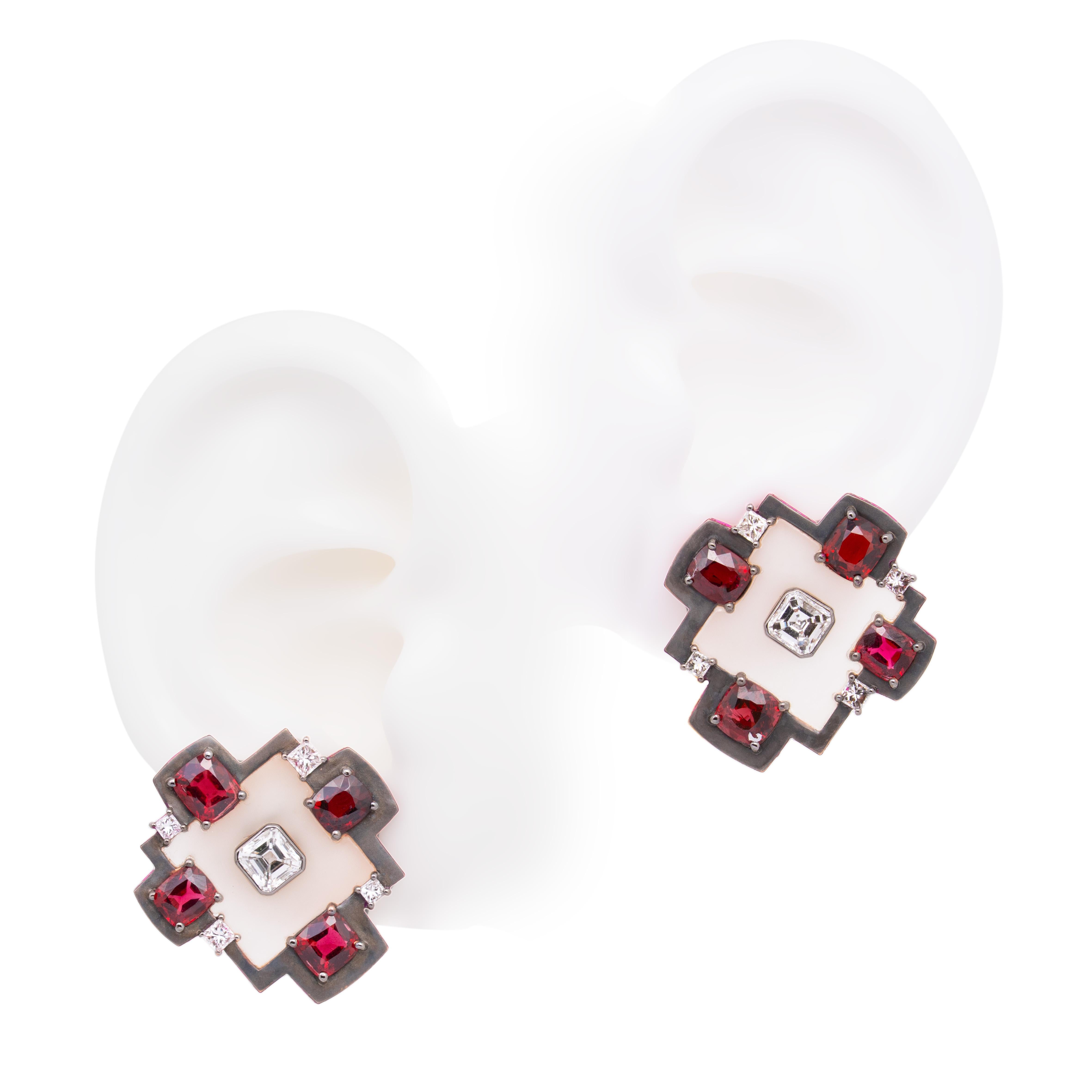 L'arte visionaria di Austy Lee prende vita in questo paio di orecchini a perno, dove la geometria moderna incontra un'eleganza senza tempo. Una delicata gemma quadrata poggia su un quadrato più grande, formando un motivo floreale stilizzato che