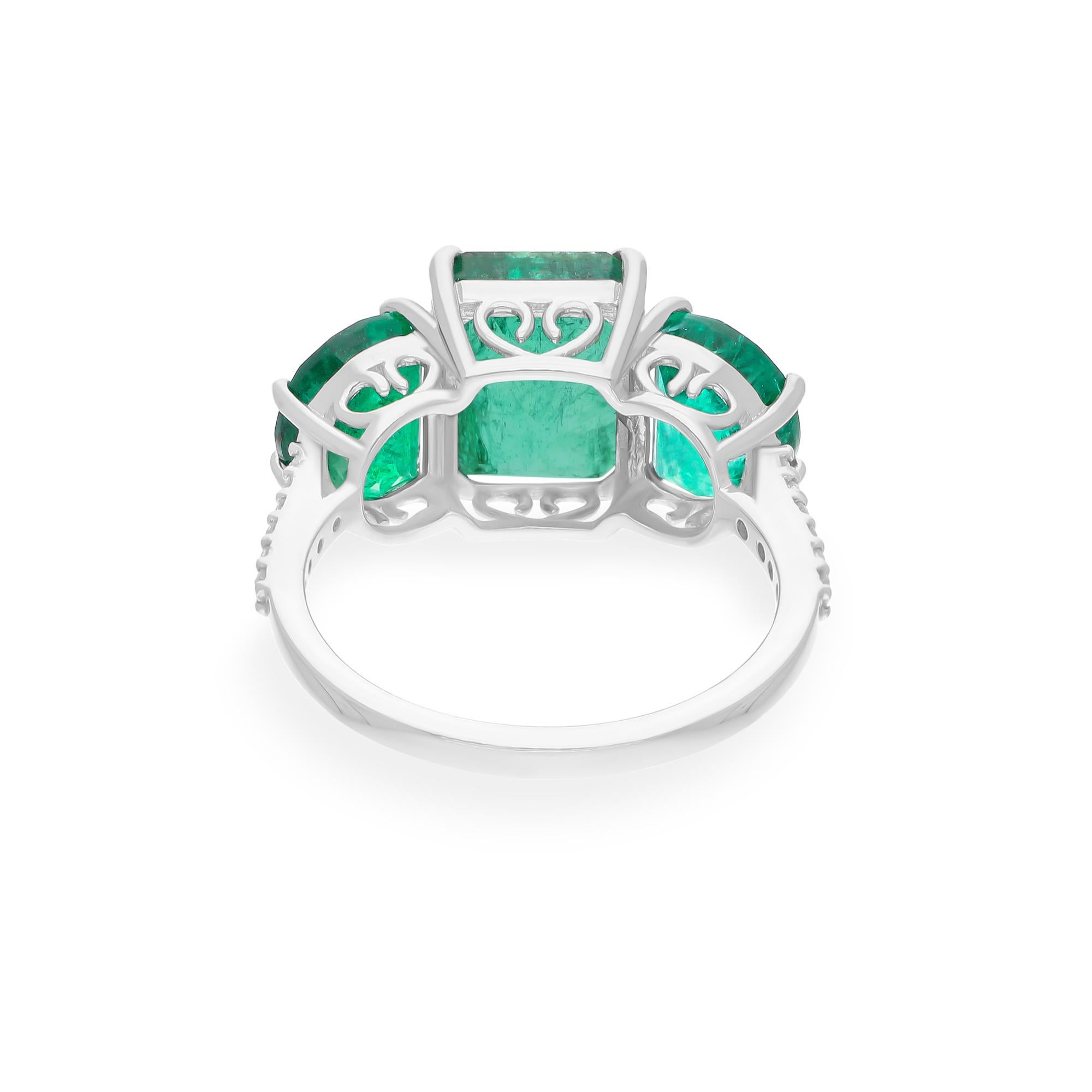 Coulée dans de l'or 14 carats, cette bague exquise est sertie d'une émeraude zambienne de 6,25 carats et de diamants étincelants de 0,12 carat.

La bague est une taille 7 US et peut être redimensionnée à une taille plus grande ou plus petite sur