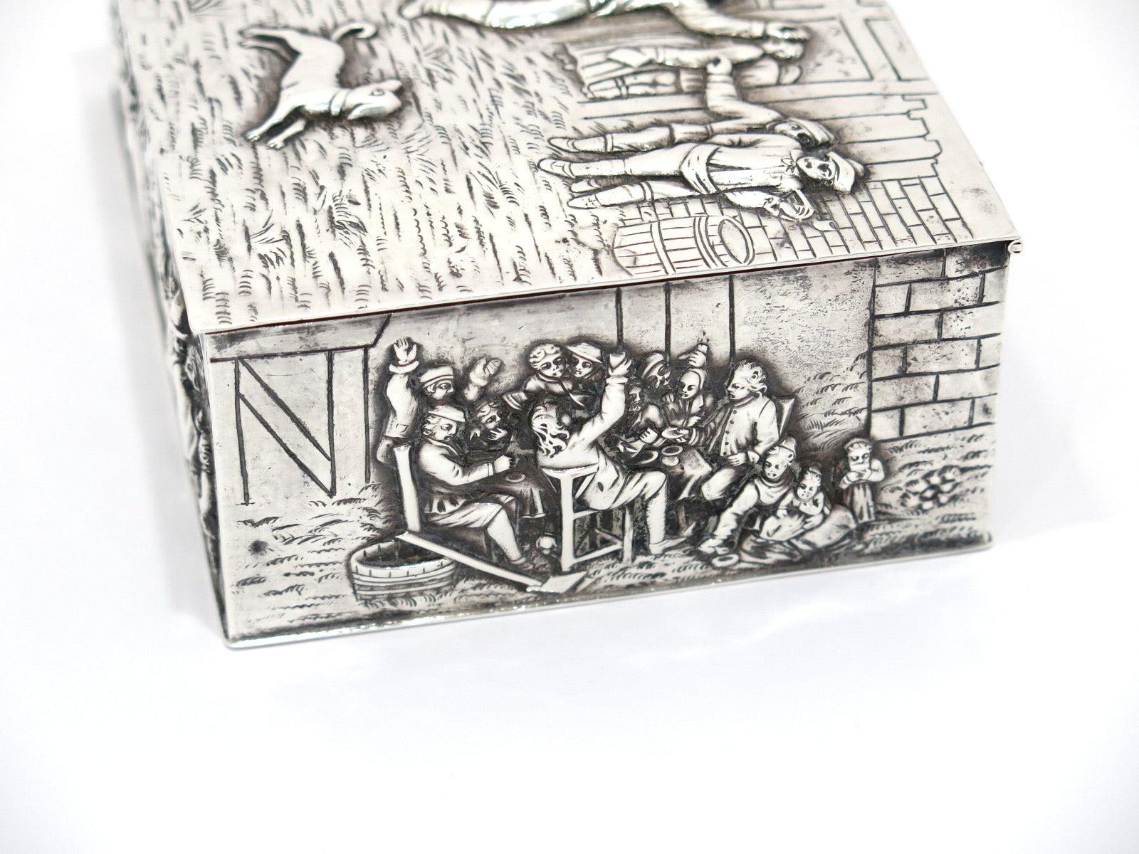 20ième siècle Boîte d'antiquités en argent sterling représentant une scène de danse de Hanau en vente