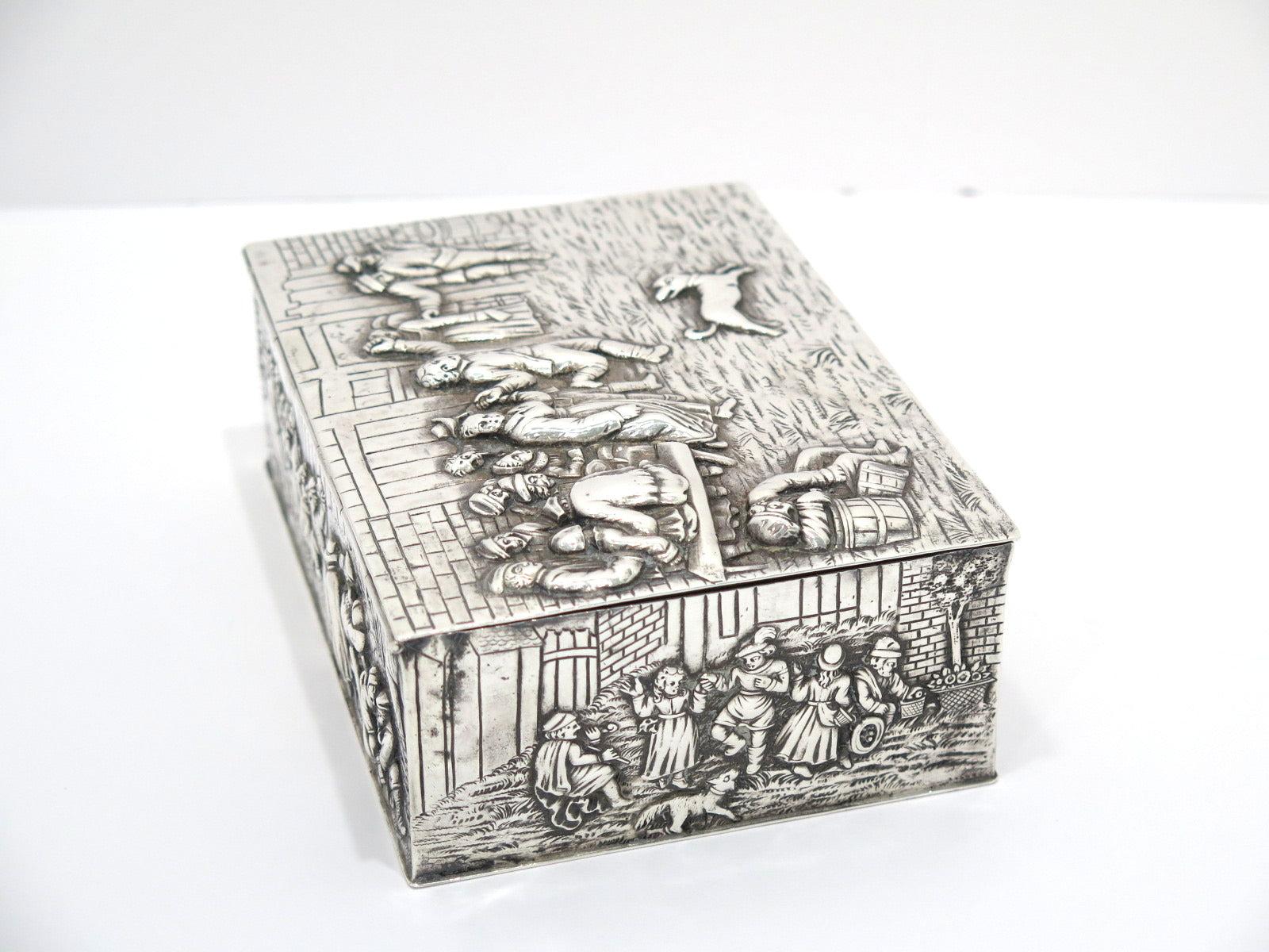 Argent Boîte d'antiquités en argent sterling représentant une scène de danse de Hanau en vente