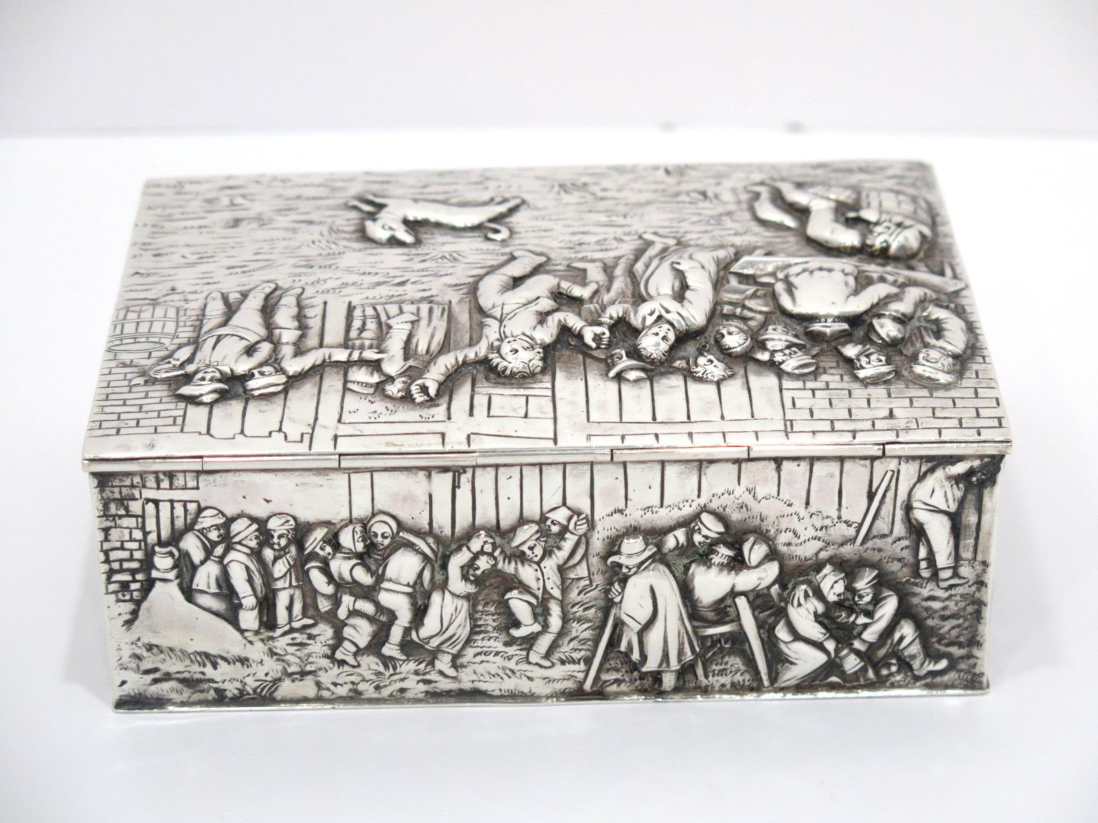 Boîte d'antiquités en argent sterling représentant une scène de danse de Hanau en vente 2