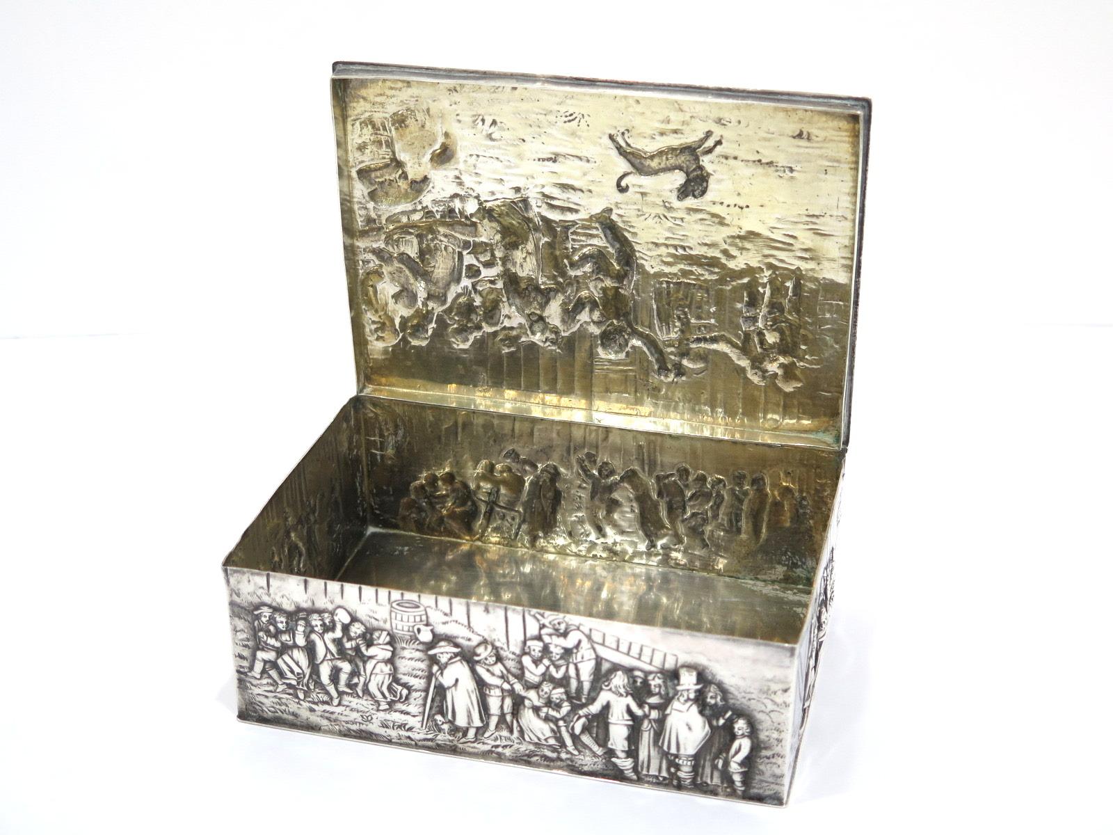 Boîte d'antiquités en argent sterling représentant une scène de danse de Hanau en vente 3