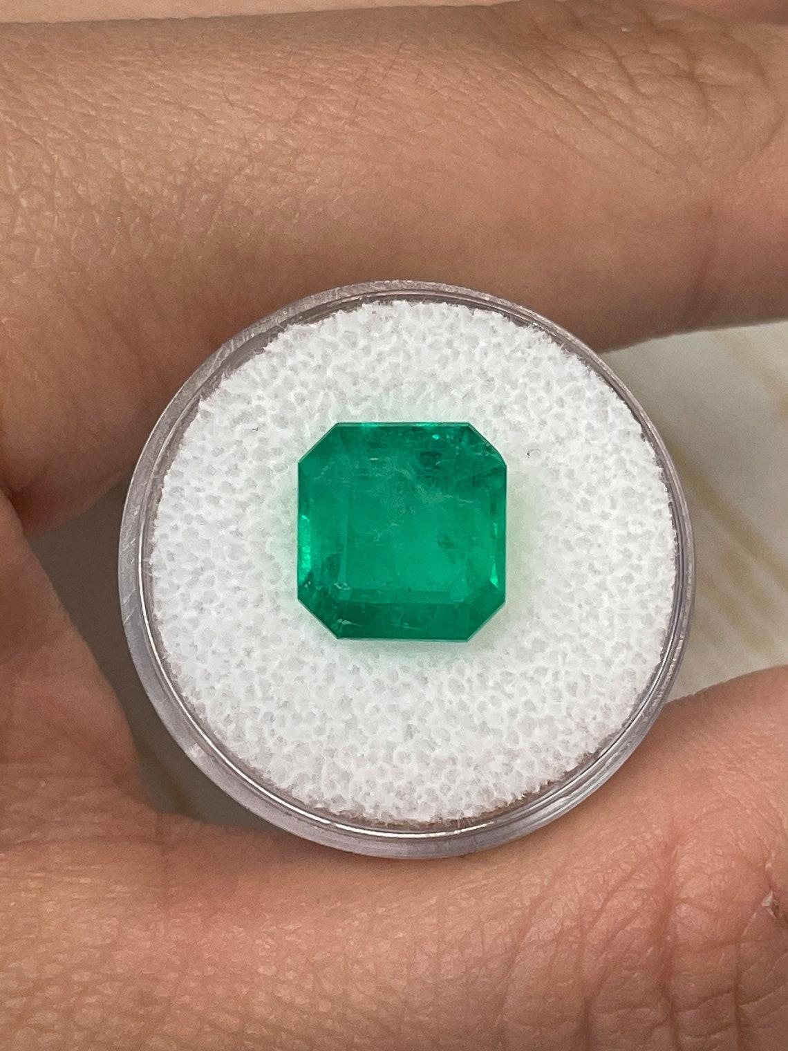Pierre : Émeraude
Poids : 3,55 carats
Forme : Coupe Asscher
Clarté : Transparent
Lustre : Très bon
Couleur : Vert moyen
Dimensions : 11,0 mm x 10,48 mm x 7,75 mm
Origine géographique : Colombie
Traitement : Naturel, huilé

Commentaires : En raison