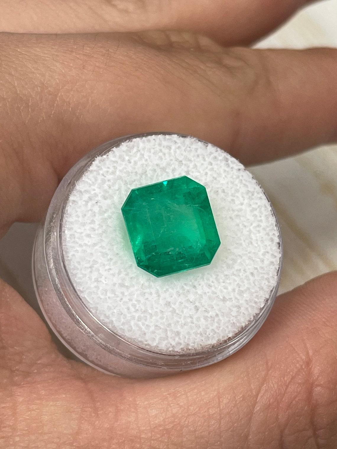 Moderne 6.25ct Apple Green Asscher Cut Colombian Gem 11x11 Genuine May Birthstone (pierre de naissance de mai) en vente