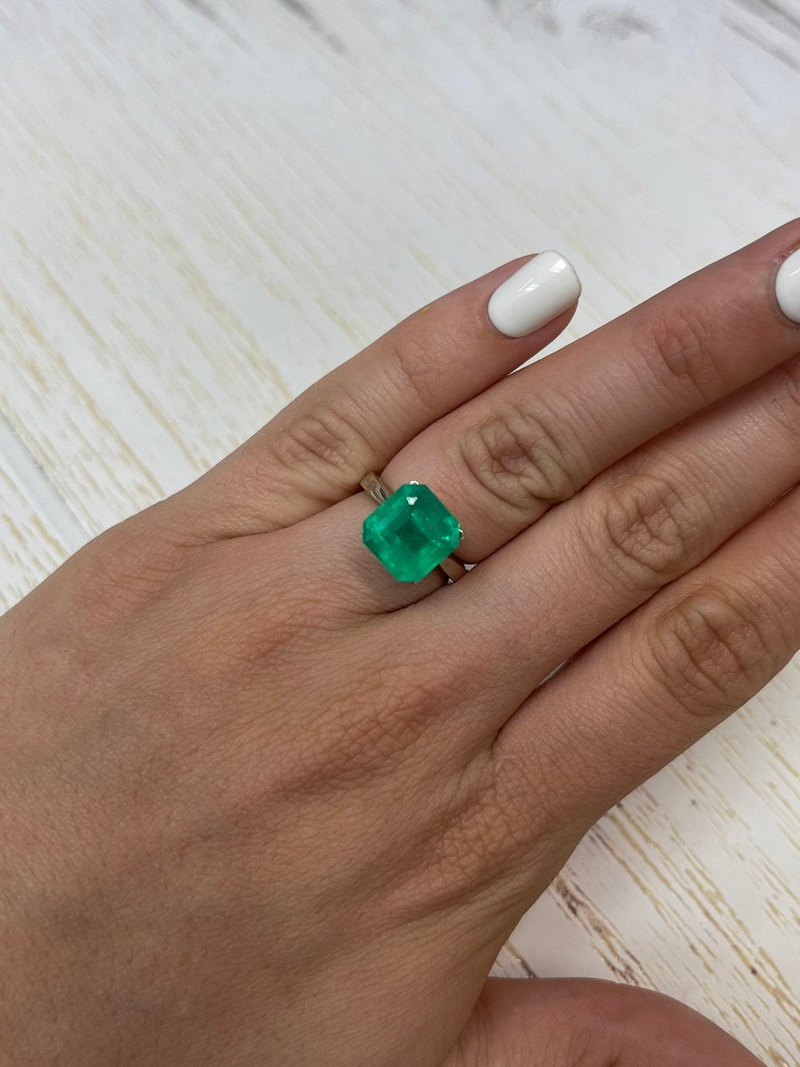 6.25ct Apple Green Asscher Cut Colombian Gem 11x11 Genuine May Birthstone (pierre de naissance de mai) en vente 1