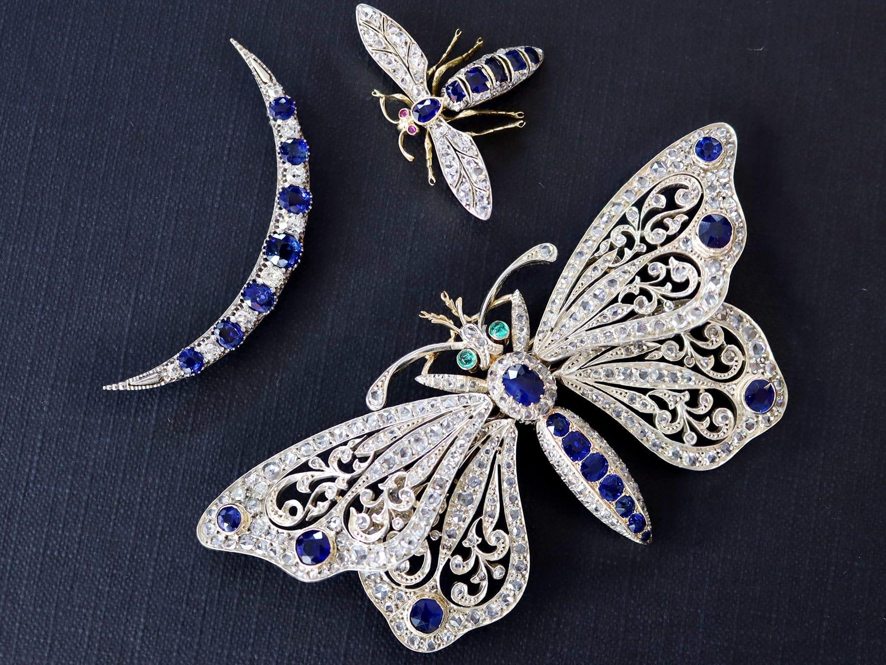 Cushion Cut 6.25ct Basaltic Sapphire, 0.24ct Emerald 7.30ct Diamond, 15k Yellow Gold Brooch For Sale