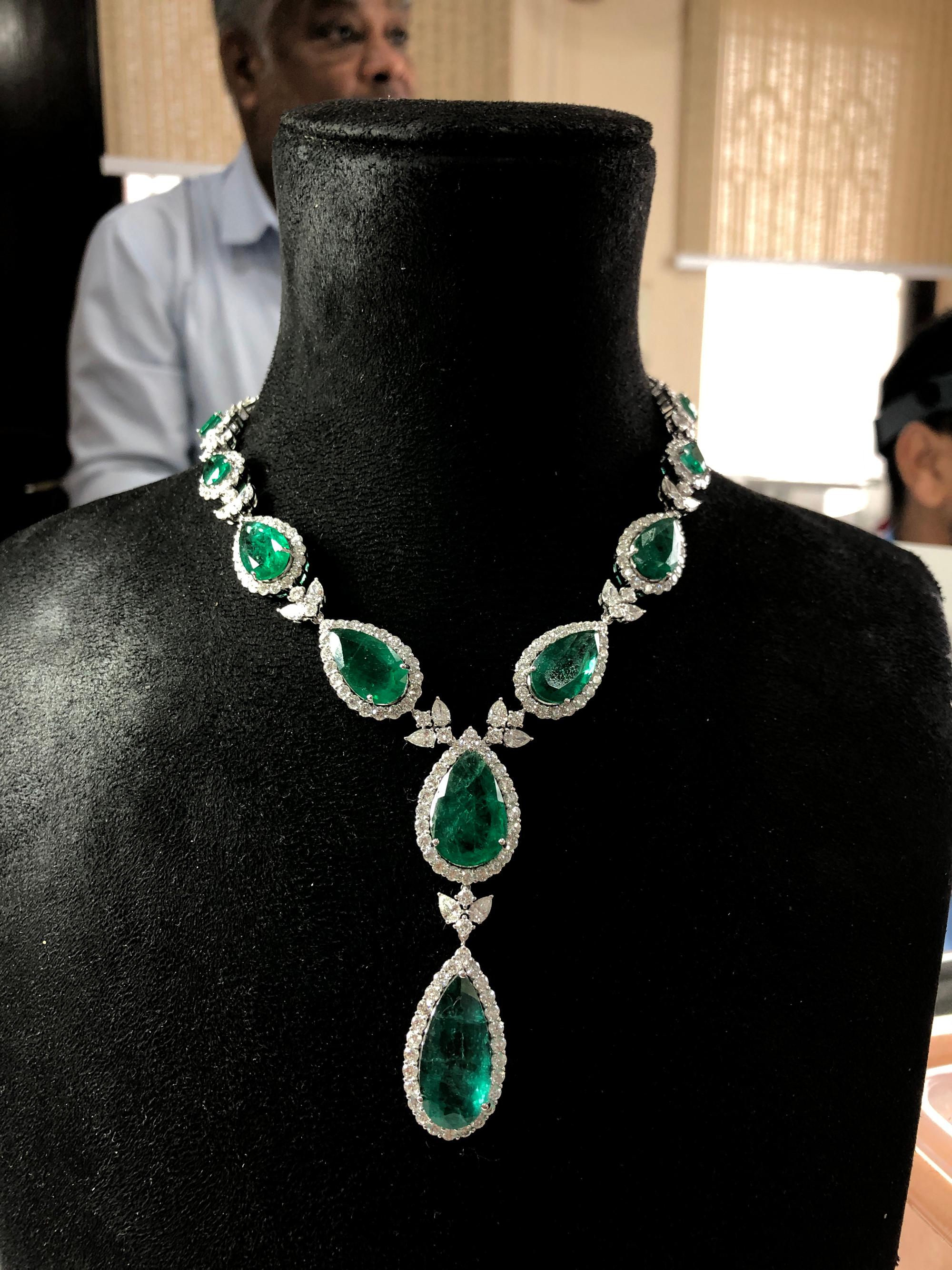 Moderno 62,6 carati di smeraldo dello Zambia 20,49 carati di diamanti SI/H Collana in oro bianco 18 carati in vendita