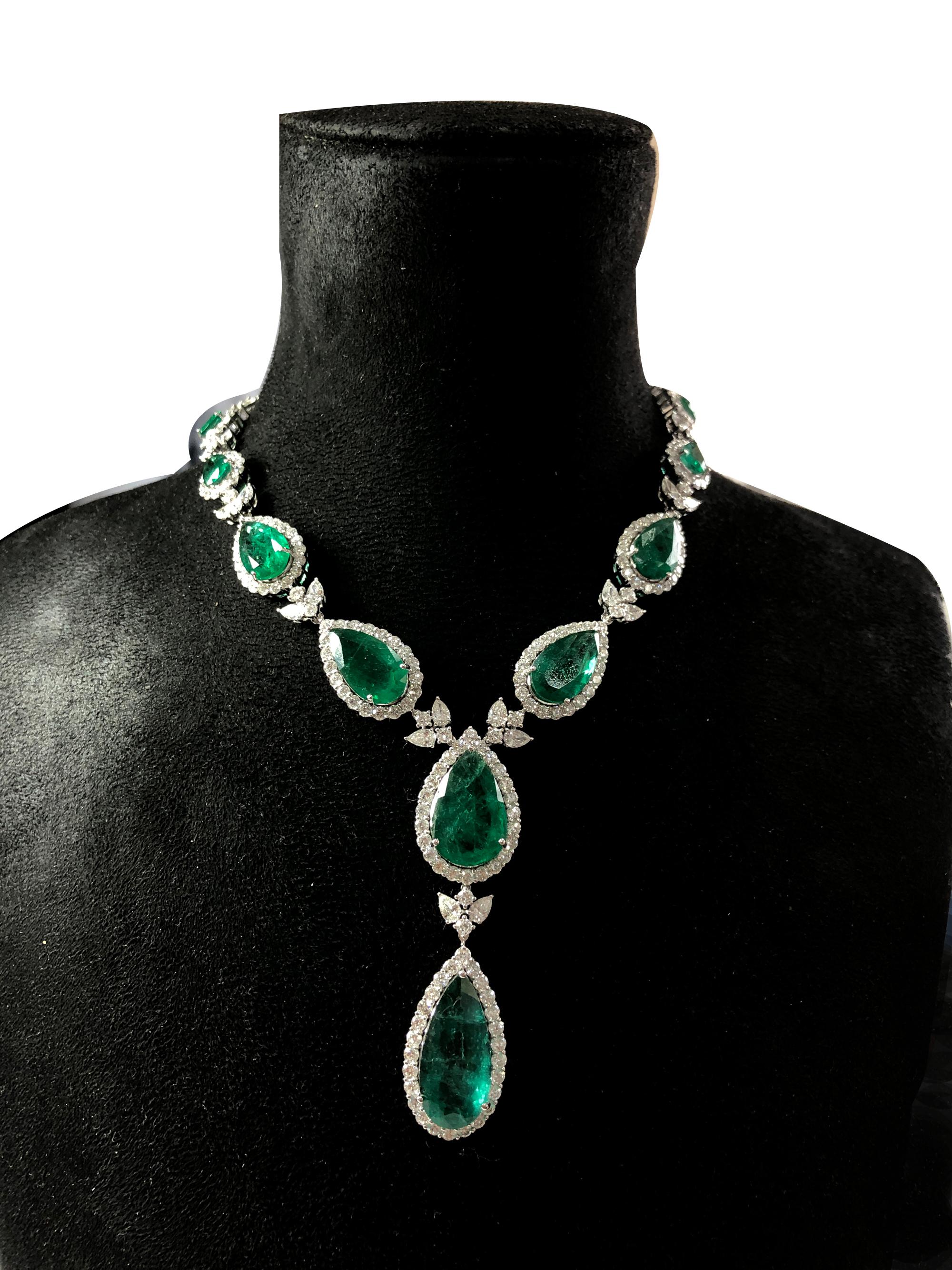 Realizzata in oro a 18 carati, questa collana è impreziosita da 62,64 carati di smeraldo dello Zambia e 20,49 carati di diamanti scintillanti.

Segui la vetrina di Spectrum Jewels per vedere le ultime collezioni e i pezzi esclusivi. Spectrum Jewels