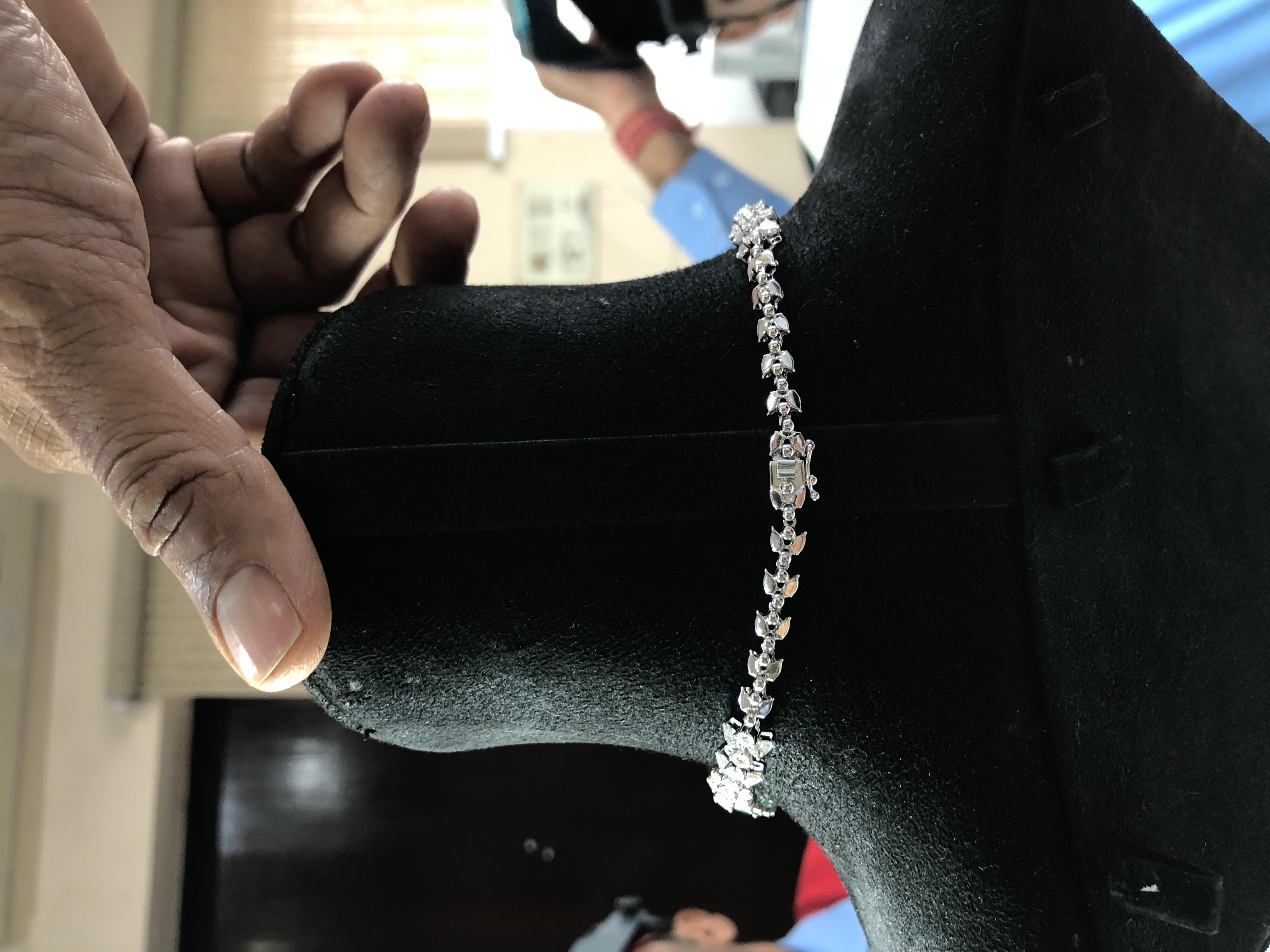 Donna 62,6 carati di smeraldo dello Zambia 20,49 carati di diamanti SI/H Collana in oro bianco 18 carati in vendita