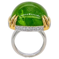 Anello in oro giallo e bianco con diamante rotondo e peridoto da 62,60 carati
