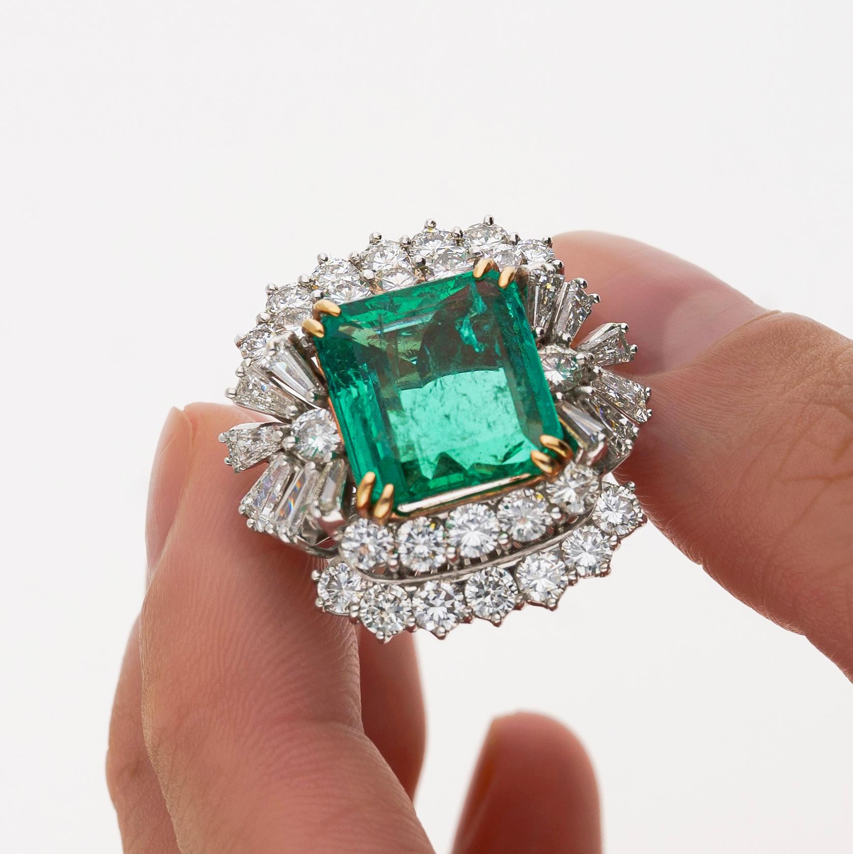 6,26 Karat Smaragdschliff Smaragd mit Baguette & Rundschliff Diamant Seite Stein Ring im Angebot 1