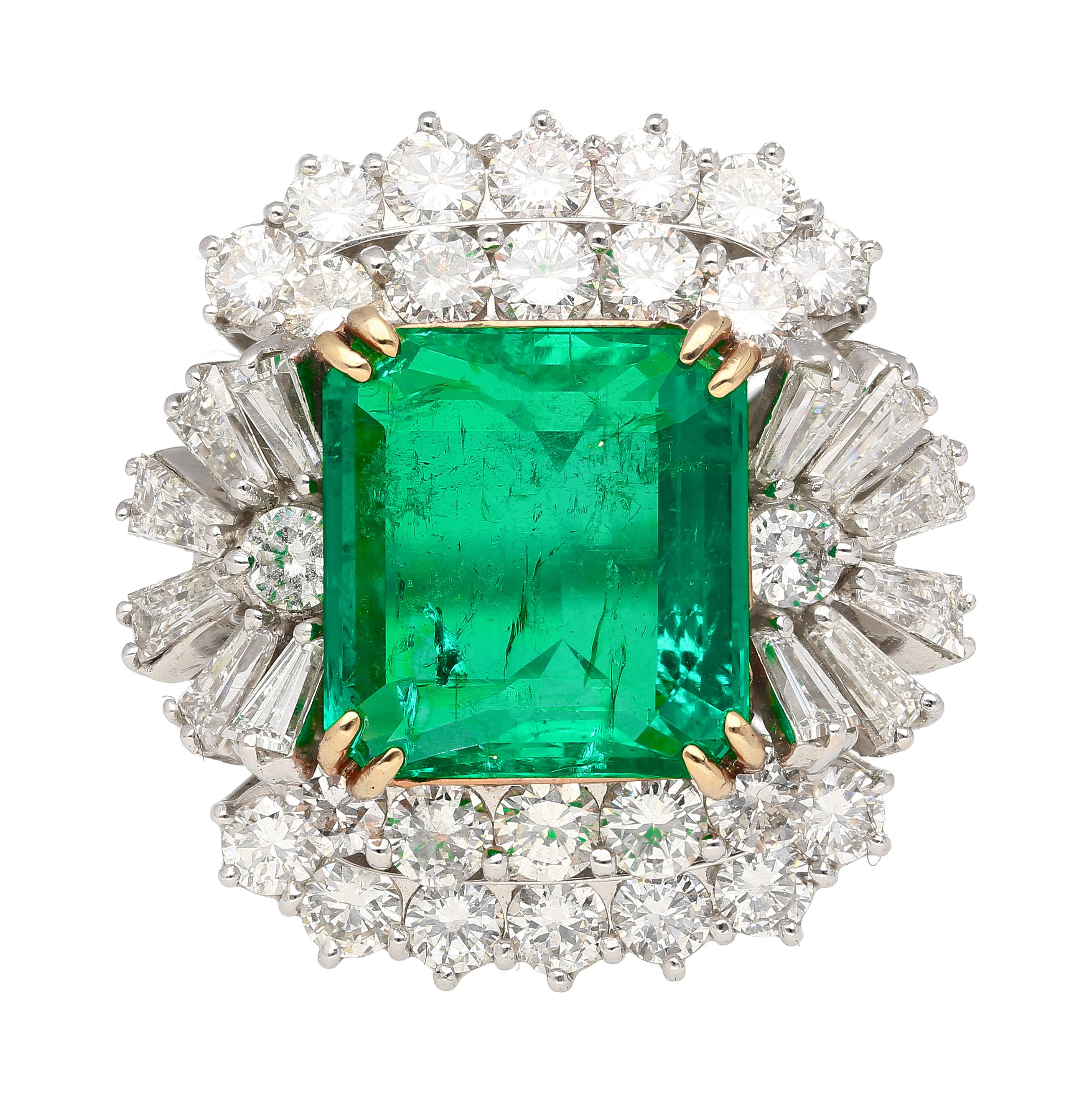 6.26CT Emerald Cut Emerald with Baguette & Round Cut Diamond Side Stone Ring (bague avec pierres latérales)