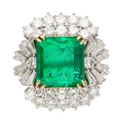 6.26CT Emerald Cut Emerald with Baguette & Round Cut Diamond Side Stone Ring (bague avec pierres latérales)