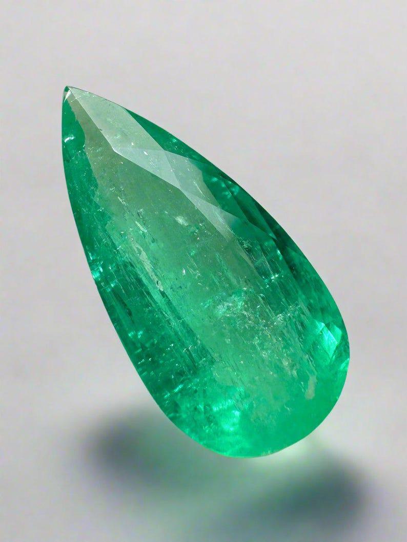 A. Stone: Smeraldo
Peso: 6,27 carati
Forma: Taglio a pera
Chiarezza: Trasparente
Lucentezza: Molto buono
Colore: verde bluastro medio
Misure: 18,73 mm x 8,94 mm x 6,63 mm
Origine geografica: Colombia
Trattamento: Naturale, oliatura

Commenti: A