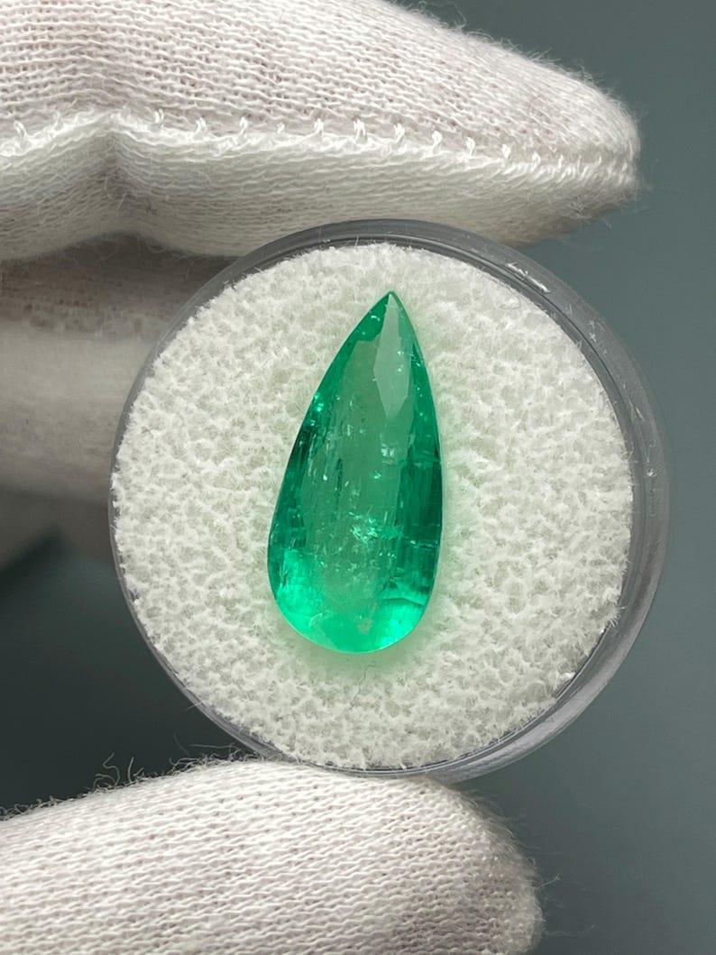 Moderno 6,27 Carati 19x9 Smeraldo colombiano allungato - Gemma di maggio dal taglio a pera in vendita