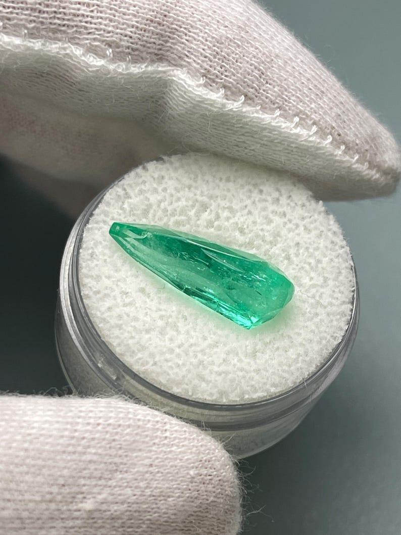 6,27 Carati 19x9 Smeraldo colombiano allungato - Gemma di maggio dal taglio a pera in vendita 1