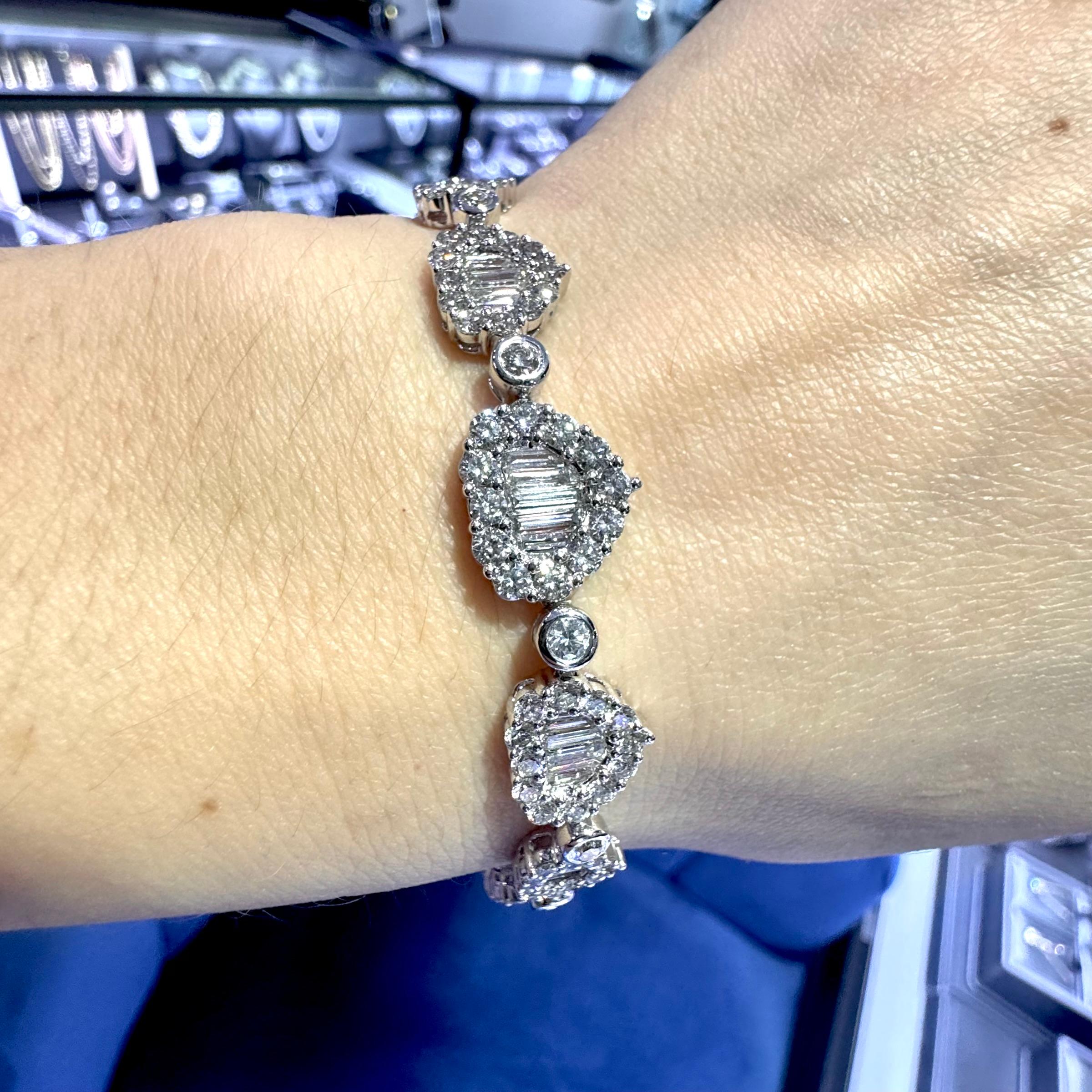 6.27 Carat Diamond Pave Heart Shaped Station Bracelet 18 Karat En stock en vente 1