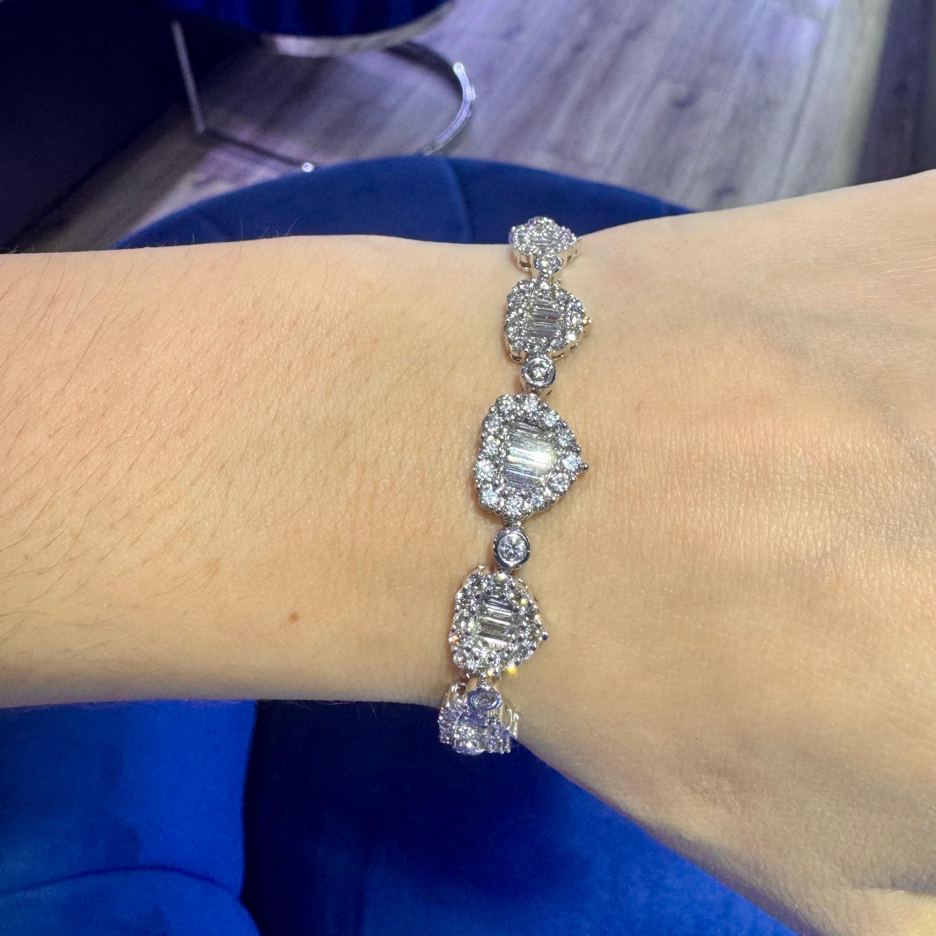 6.27 Carat Diamond Pave Heart Shaped Station Bracelet 18 Karat En stock en vente 2