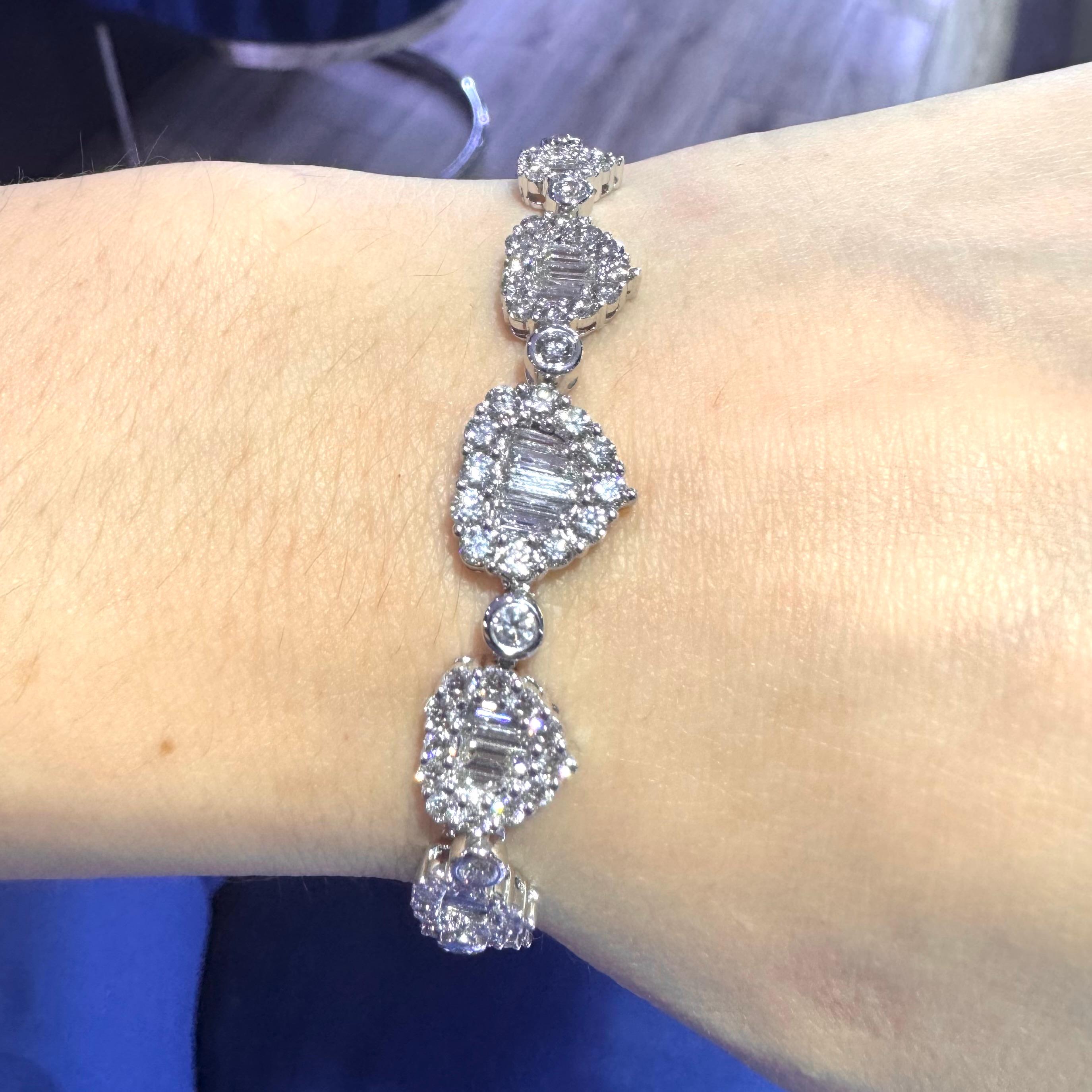 6.27 Carat Diamond Pave Heart Shaped Station Bracelet 18 Karat En stock en vente 3
