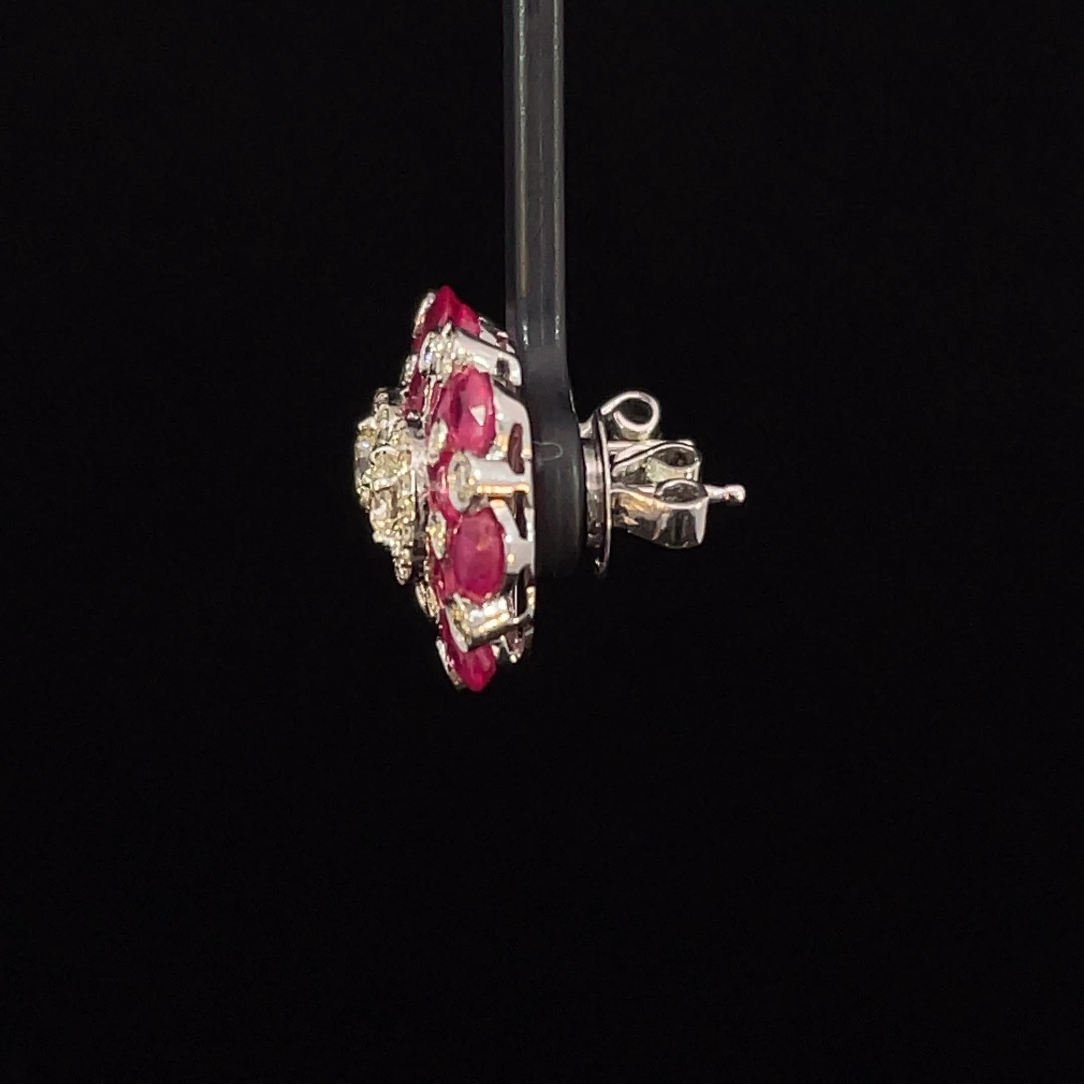 Boucles d'oreilles rubis et diamants de 6,27 carats Pour femmes en vente