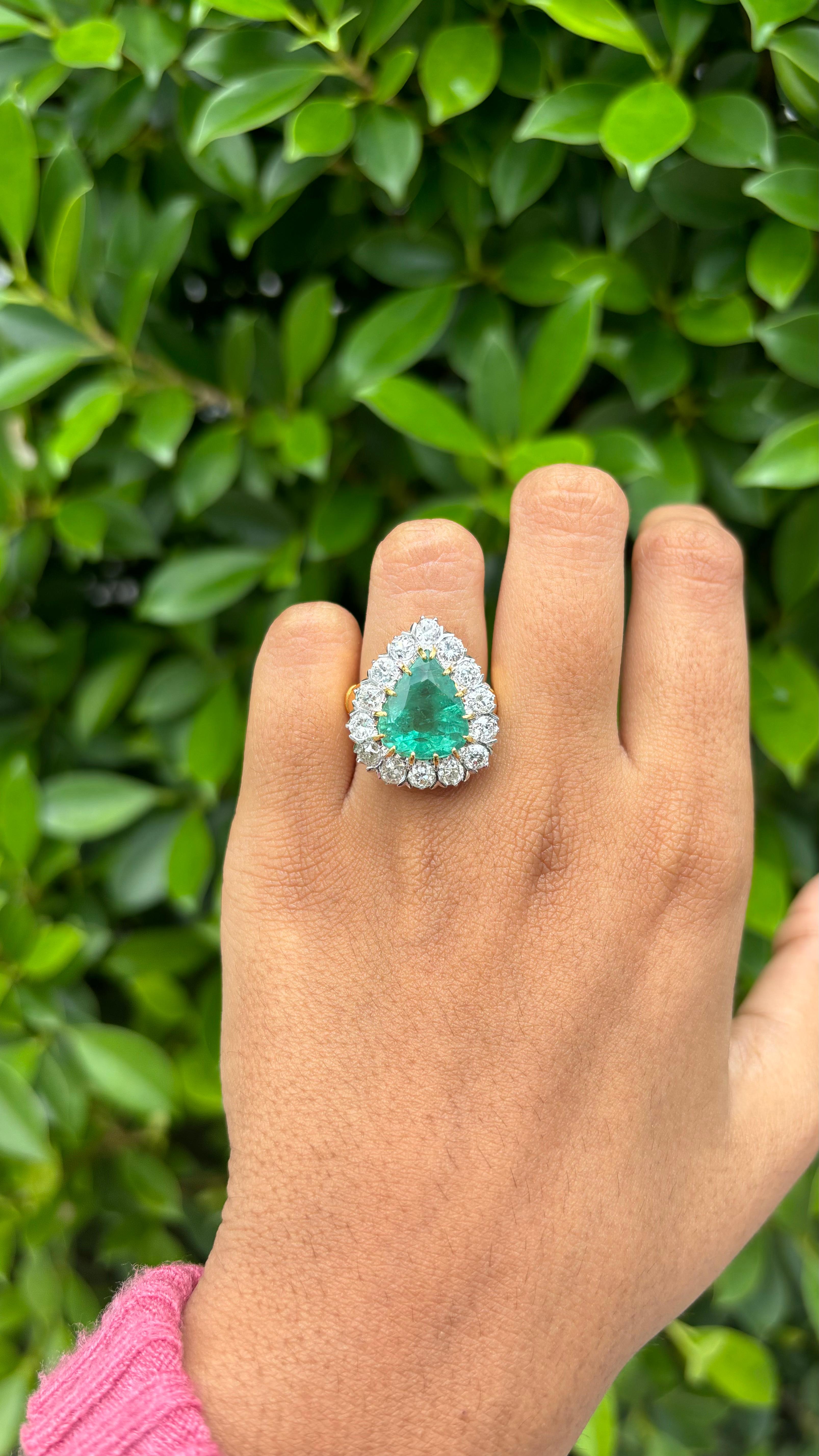 6.27ct pear Panjshir Emerald & OMC Diamond Cocktail Ring in 18K Yellow Gold In New Condition In Bangkok, TH