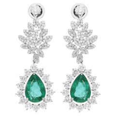 Boucles d'oreilles en or blanc 18 carats avec émeraude de Zambie poire de 6,28 carats et diamants de 4,45 carats SI/H