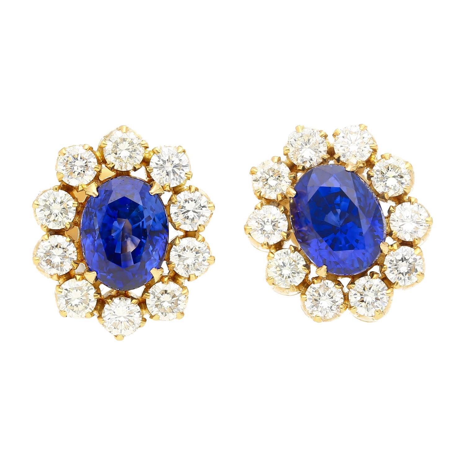 Boucles d'oreilles en or jaune 18 carats, saphir bleu royal de Ceylan certifié GRS de 6,28 carats au total, avec des diamants ronds en halo. Fermeture Push Back, avec deux certificats GRS. 

Détails : 
Type d'article : Boucles d'oreilles
Métal : Or
