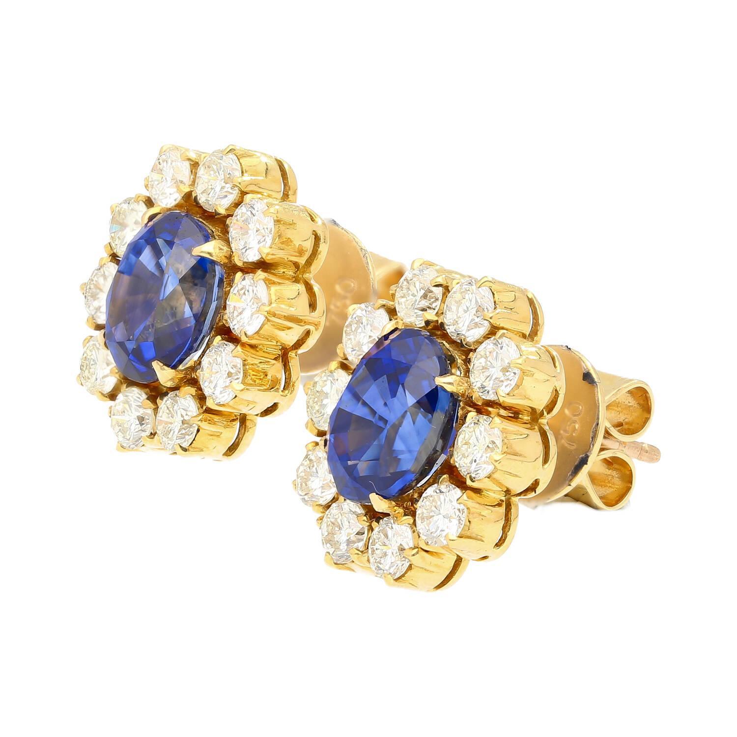 Taille ovale Clous d'oreilles en saphir bleu royal de Ceylan et diamants de 6,28 carats en vente