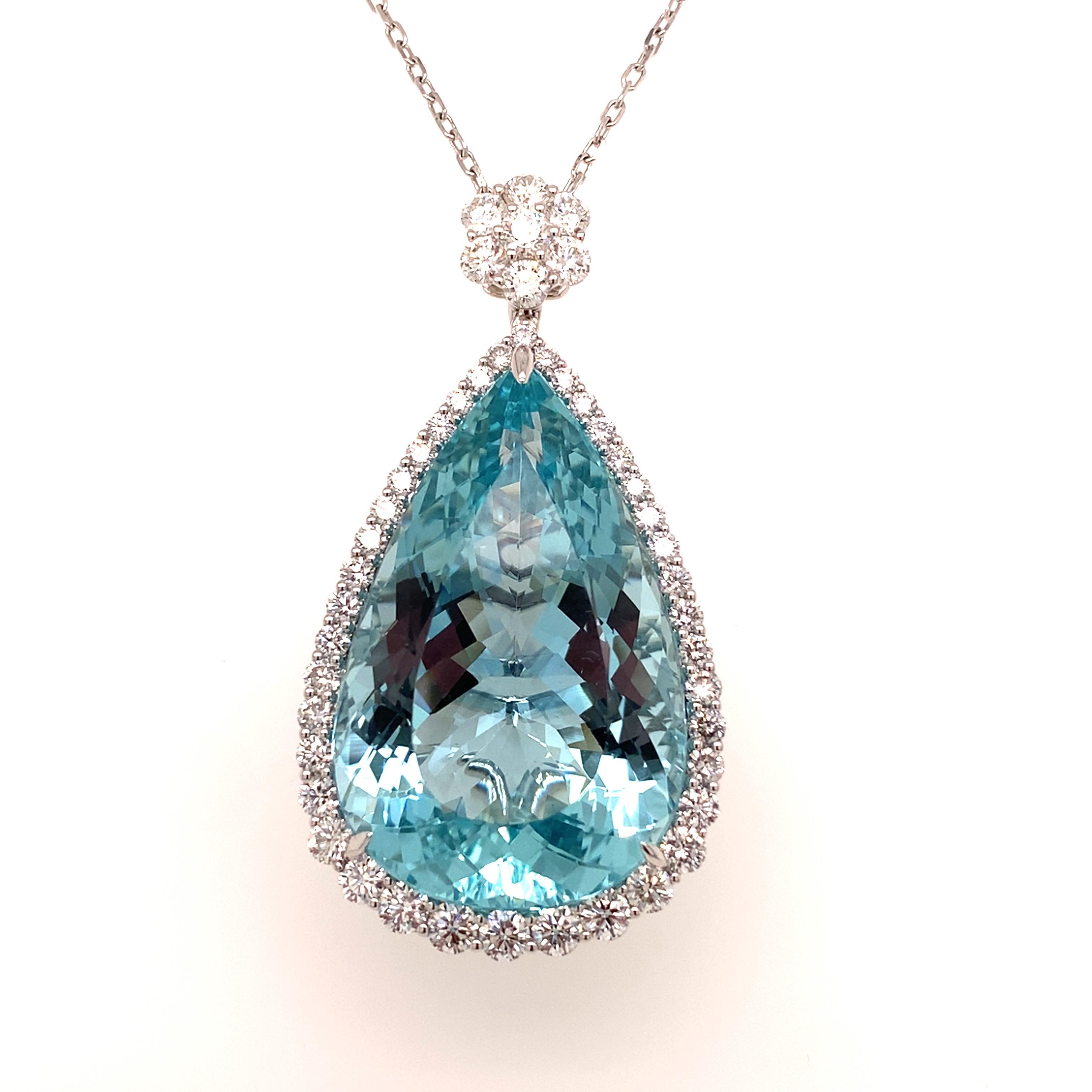 Ce pendentif en forme d'aigue-marine de 62,85 carats est entouré d'un éblouissant halo de 4,26 carats de diamants, créant ainsi un point focal époustouflant. Fabriqué en or blanc 18 carats, le pendentif présente une cloche joliment dessinée avec une