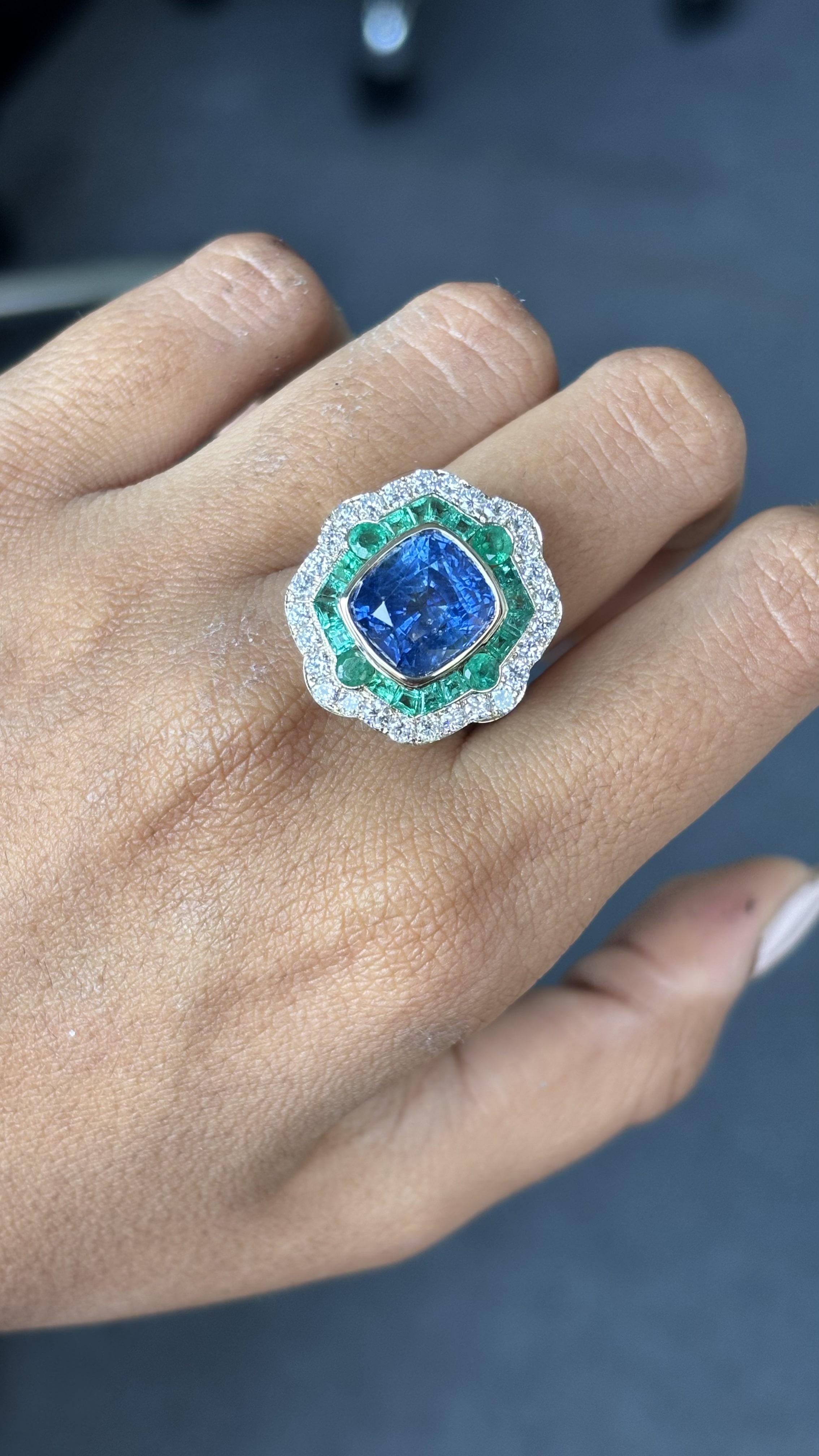 6.28ct Cornflower Blue Sapphire, 1.60ct Emerald, 1.02ct Diamond 18K Gold Ring In New Condition In Bangkok, TH