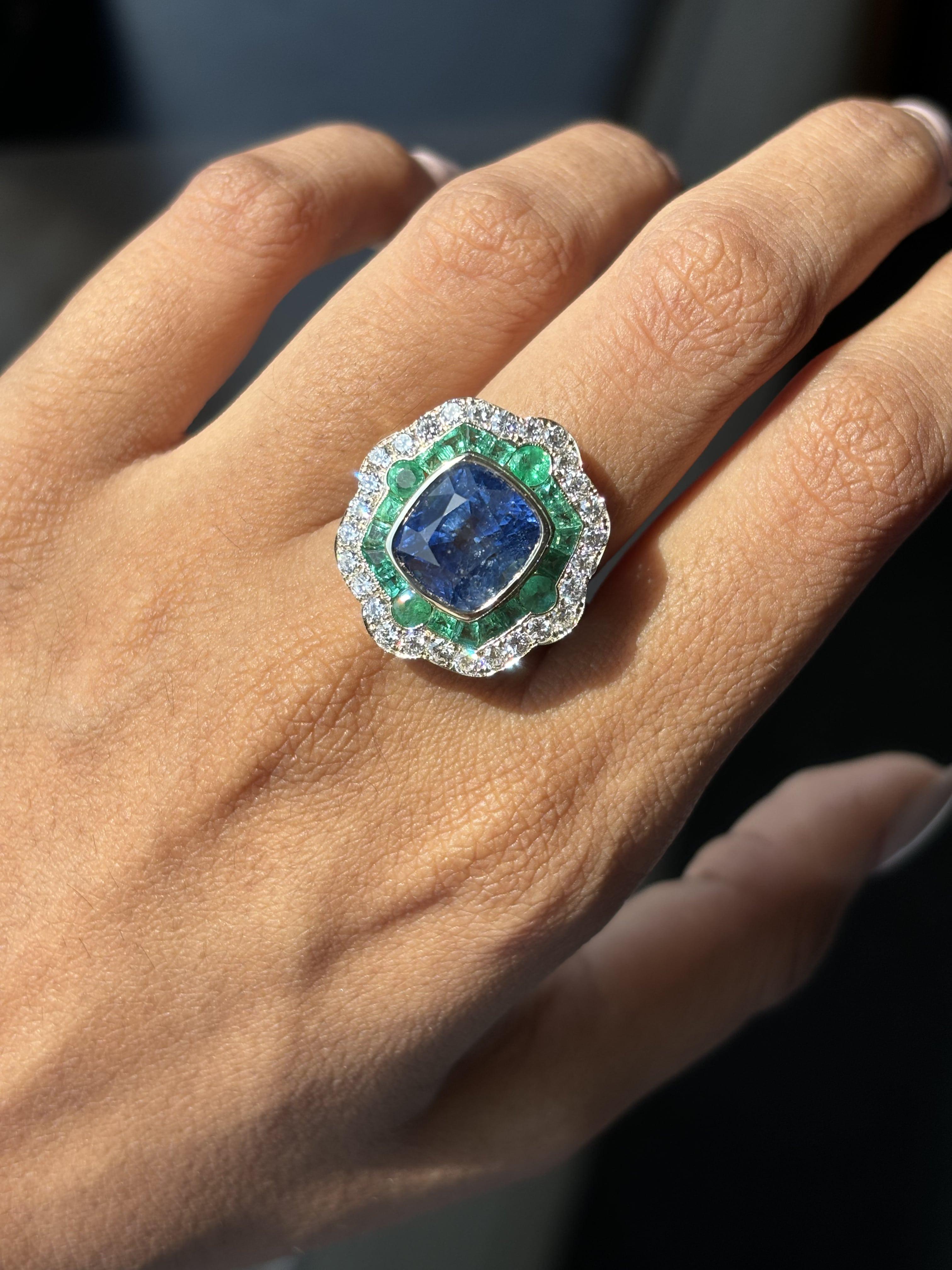 Women's or Men's 6.28ct Cornflower Blue Sapphire, 1.60ct Emerald, 1.02ct Diamond 18K Gold Ring