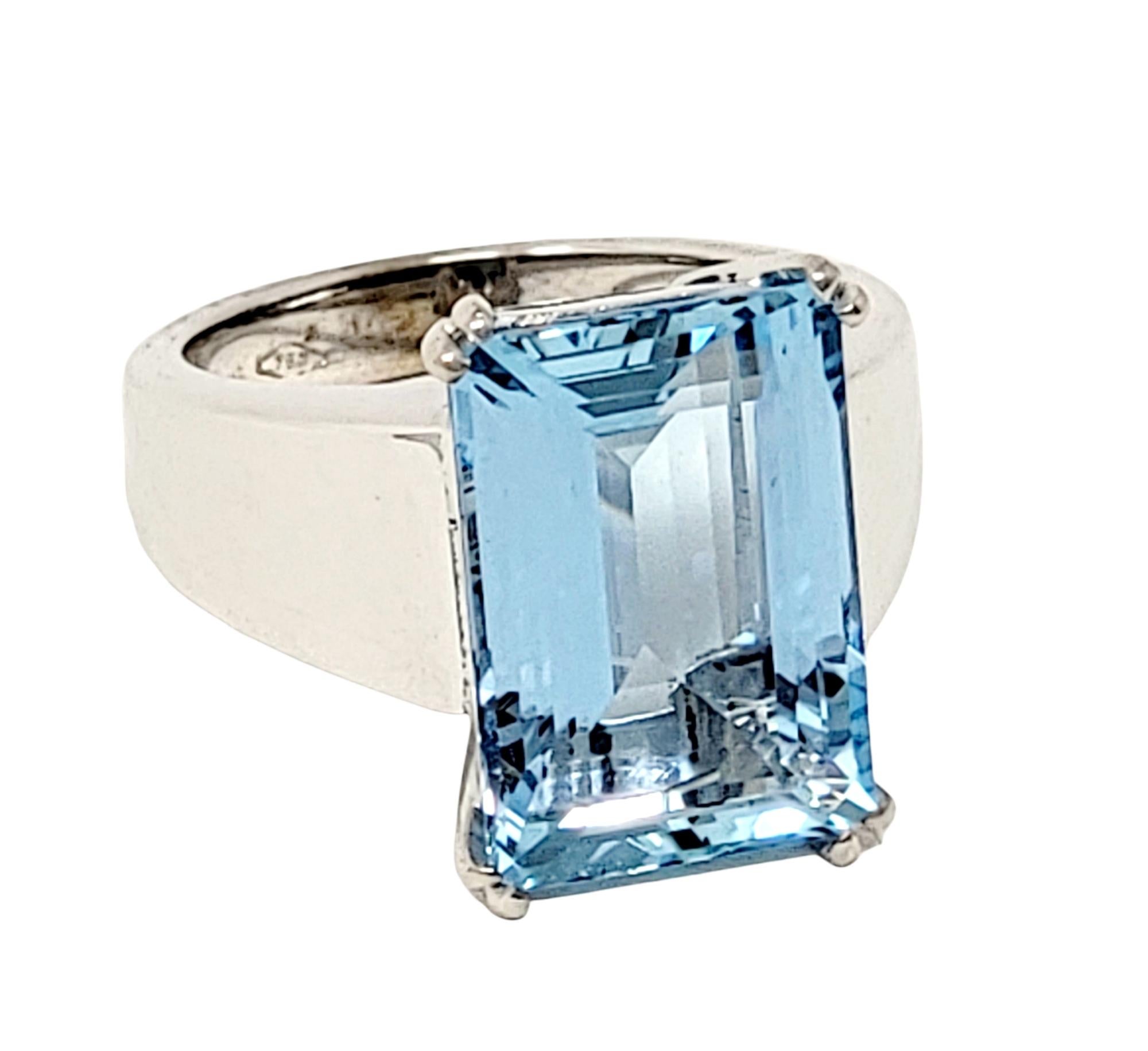 Contemporary 6.29 Carat Total Emerald Cut Aquamarine Solitaire Cocktail Ring in 18 Karat Gold For Sale