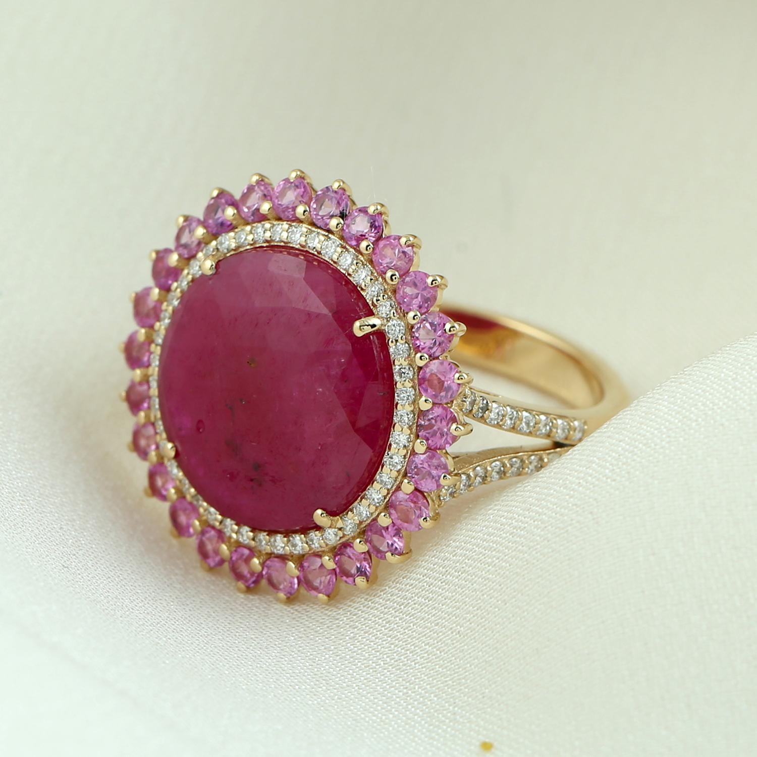 Art Déco 6.29 ct Mozambique Ruby Ring With Pink Sapphire & Diamonds In 18k Yellow Gold in vendita