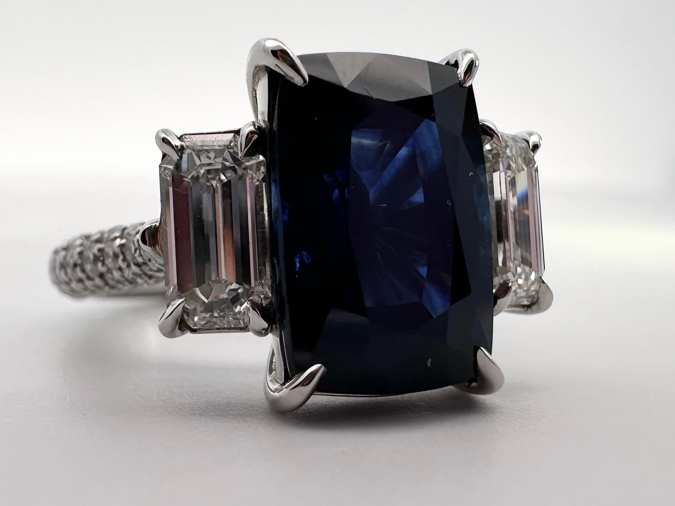 WOW ! Bague en diamant exquise ! Fabriqués à partir d'un morceau d'or, sans moulage ni cire, c'est ainsi que les vrais bijoux étaient fabriqués il y a des siècles à partir d'un morceau d'or. Il s'agit d'une bague à trois pierres très rare et très