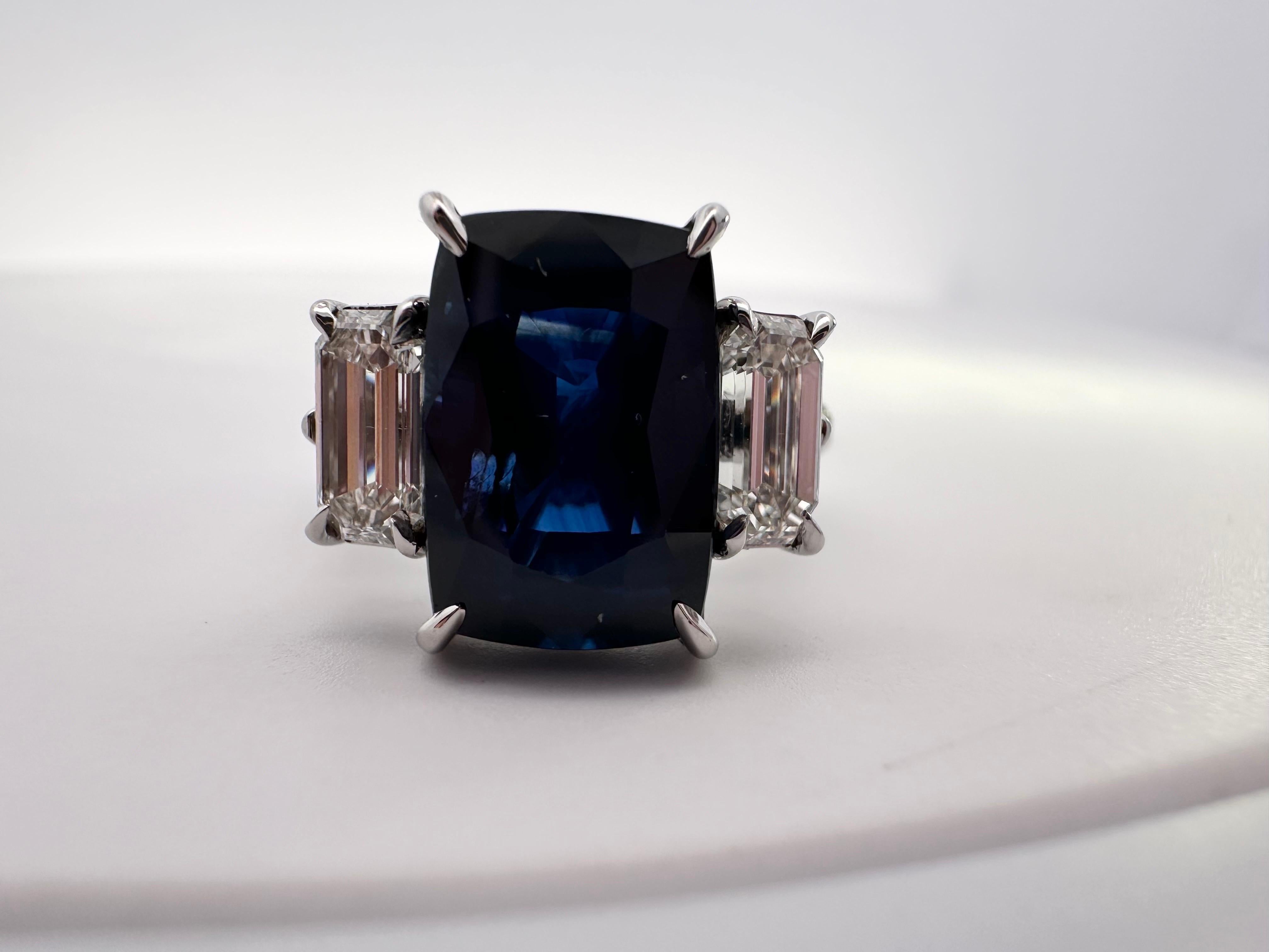 Taille émeraude 6.29ct Saphir Bague de fiançailles diamant or blanc 18KT saphir certifié GRS en vente