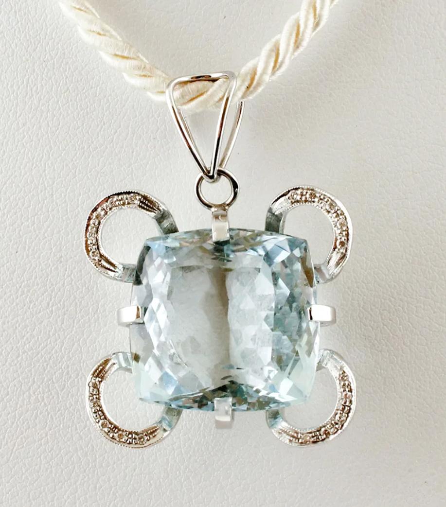 Elegant pendant in 18k white gold structure mounted with a central light blue topaz 6.2ct and details of diamonds on the 4 corners.
This pendant was totally handmade by Italian master goldsmiths
Light blue topaz 6.2ct, 1.7 x 1.7 cm
Diamonds 0.1ct, G
