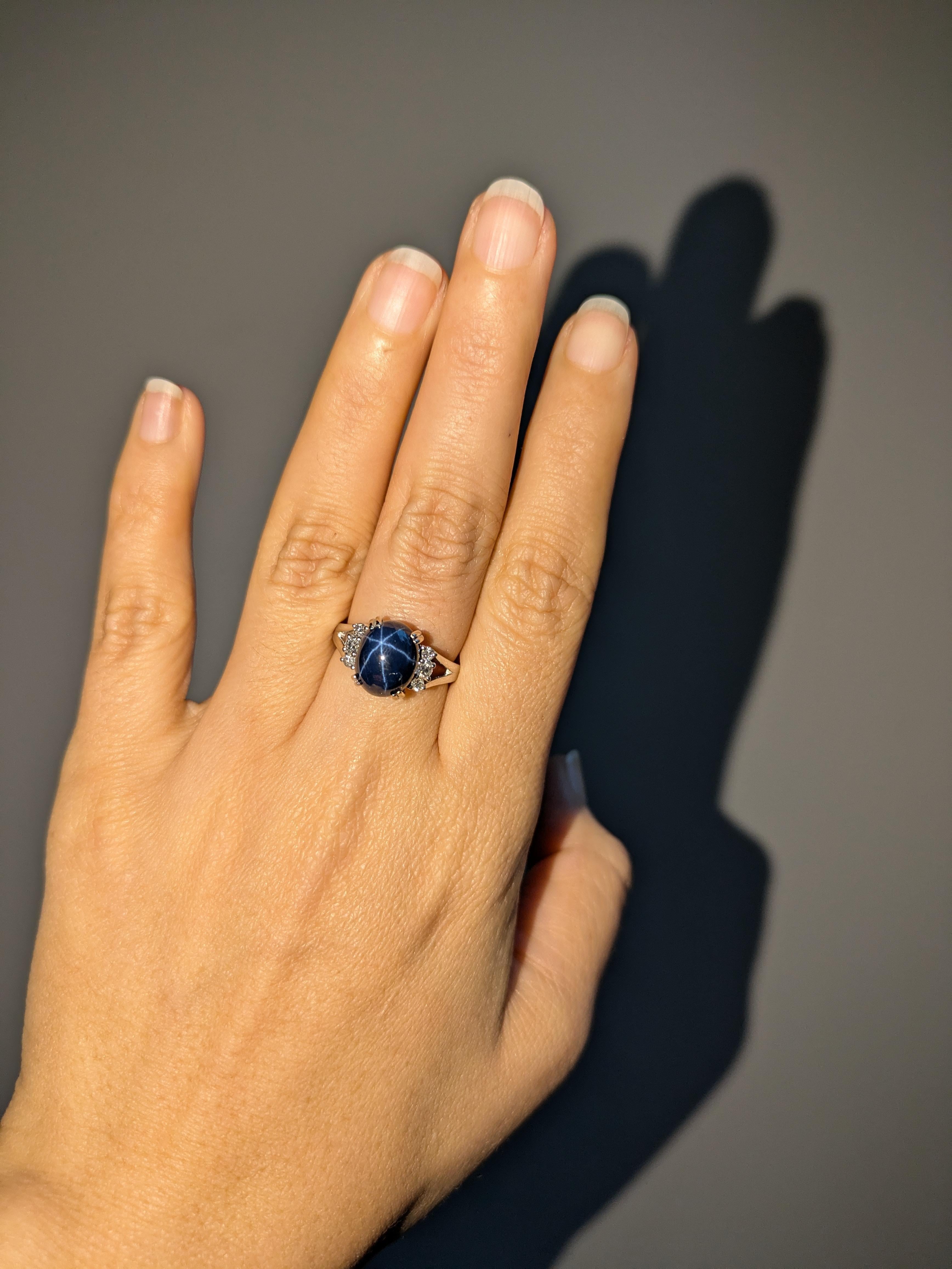 Cette magnifique bague est ornée d'un saphir étoilé de 6,16 carats, encadré par des accents de diamants extraits de la terre et une tige fendue. Une belle pièce de collection parfaite pour toutes les occasions. Cette bague en saphir étoilé est un
