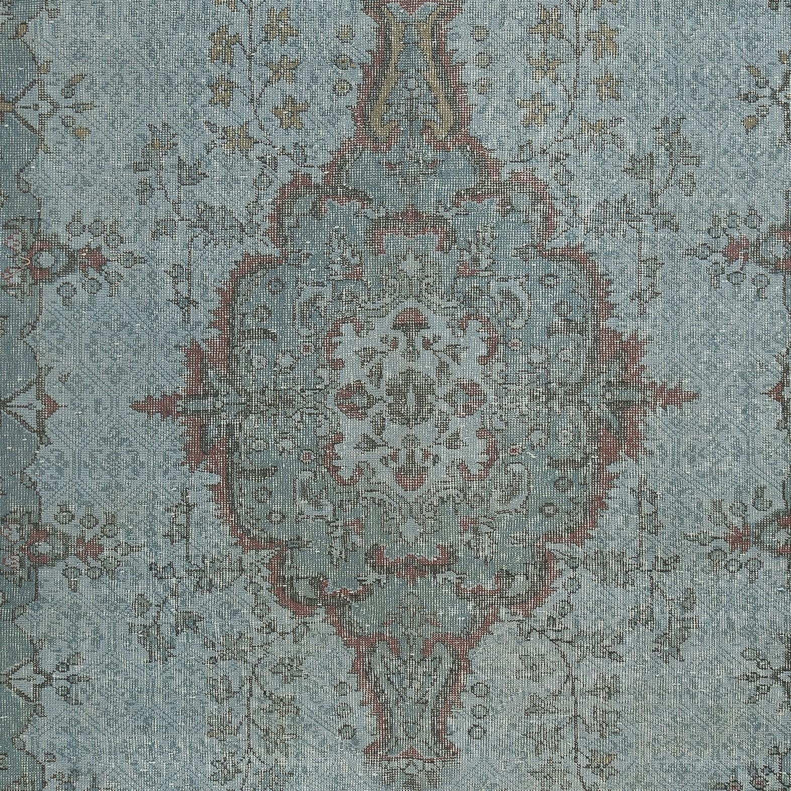 Moderner Teppich in Hellblau mit 6.2x10 Ft Medaillon-Design, handgefertigt in der Türkei im Zustand „Gut“ im Angebot in Spring Valley, NY